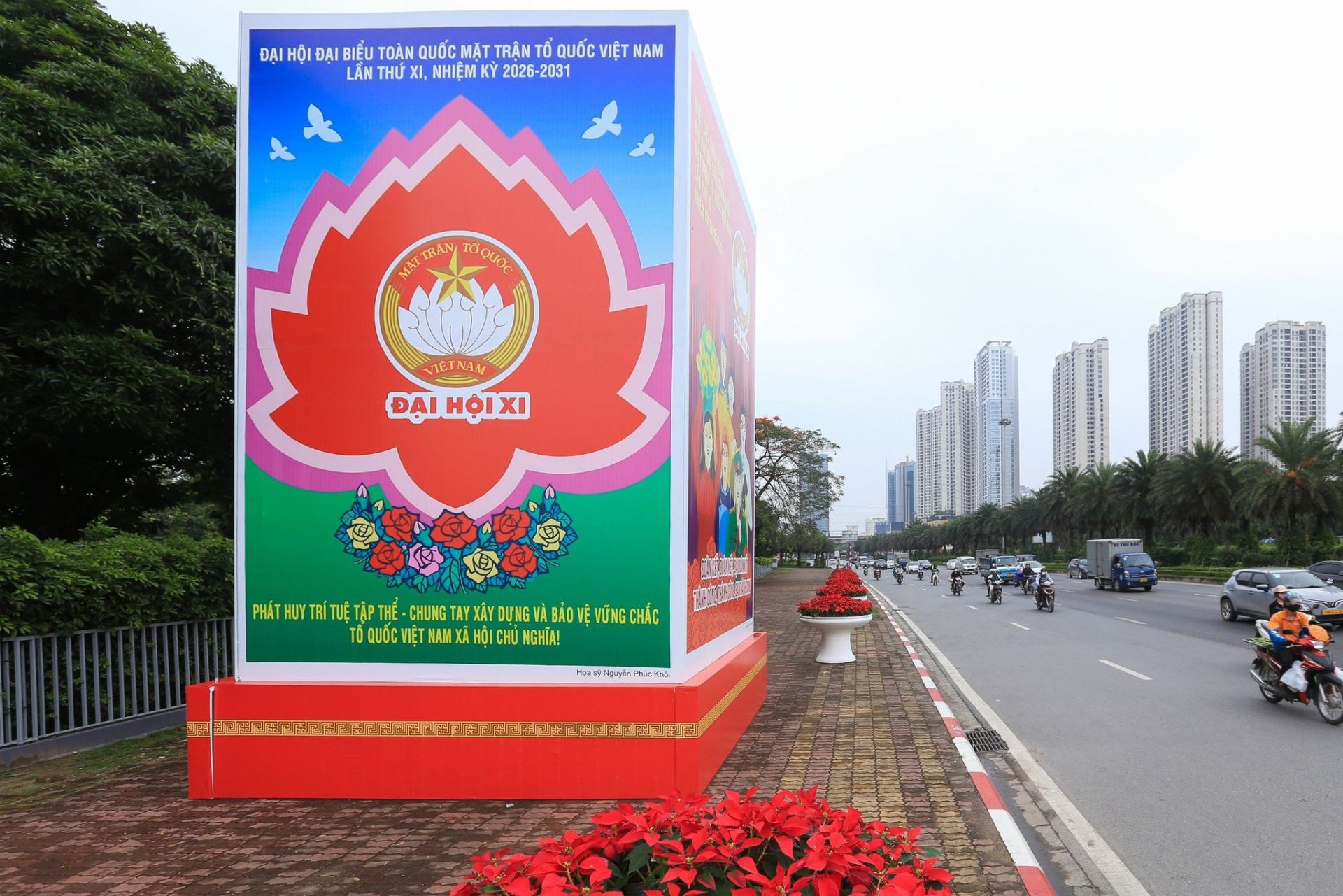 Những tấm pano khổ lớn được lắp đặt tr&ecirc;n nhiều tuyến phố tạo n&ecirc;n diện mạo tươi mới cho Thủ đ&ocirc; trước ng&agrave;y hội lớn của khối đại đo&agrave;n kết to&agrave;n d&acirc;n tộc.