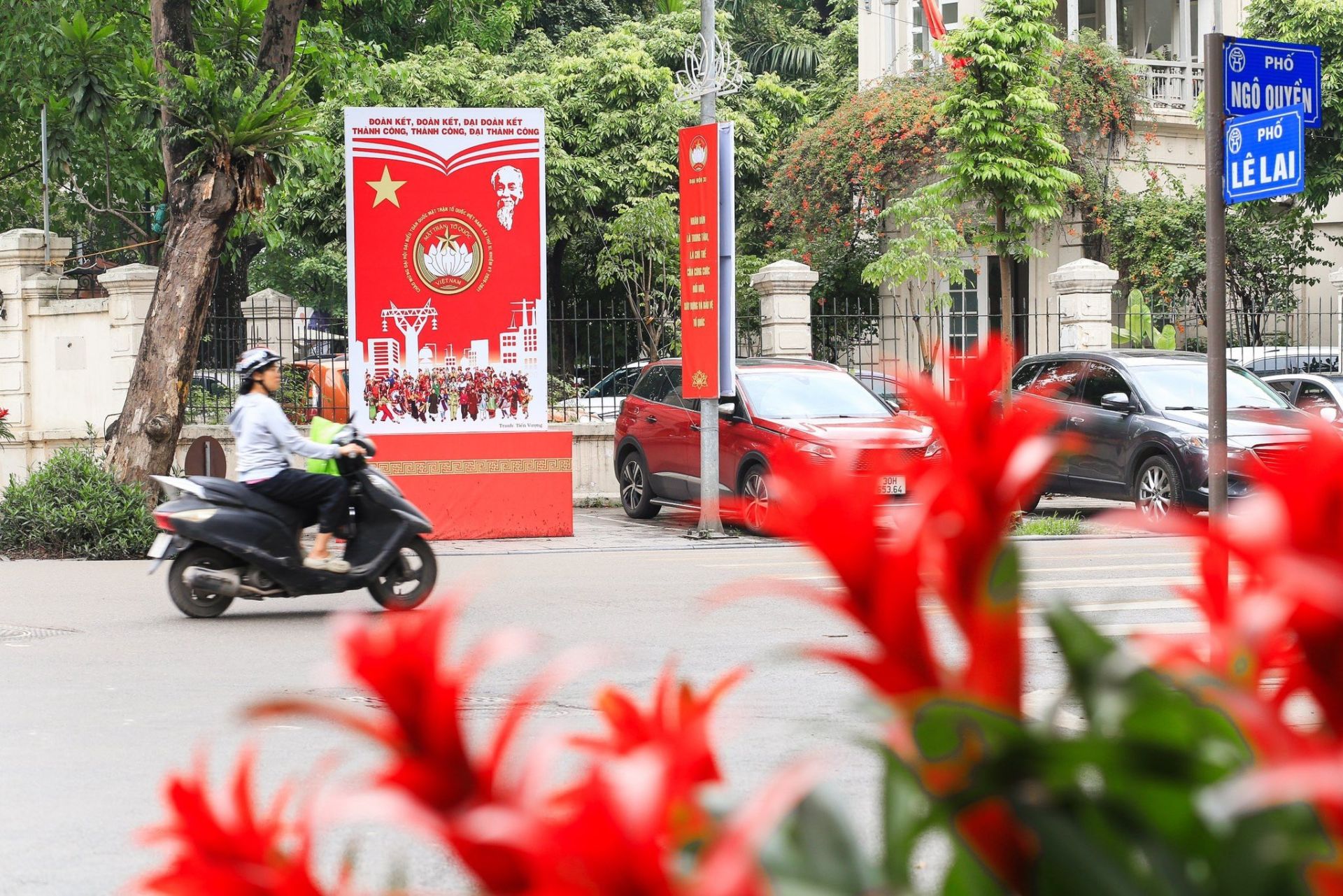 C&aacute;c pano khổ lớn nổi bật với chủ đề &ldquo;Đo&agrave;n kết - Đo&agrave;n kết - Đại đo&agrave;n kết, Th&agrave;nh c&ocirc;ng - Th&agrave;nh c&ocirc;ng - Đại th&agrave;nh c&ocirc;ng&rdquo;; &ldquo;Đo&agrave;n kết - D&acirc;n chủ - Đổi mới - S&aacute;ng tạo - Ph&aacute;t triển.