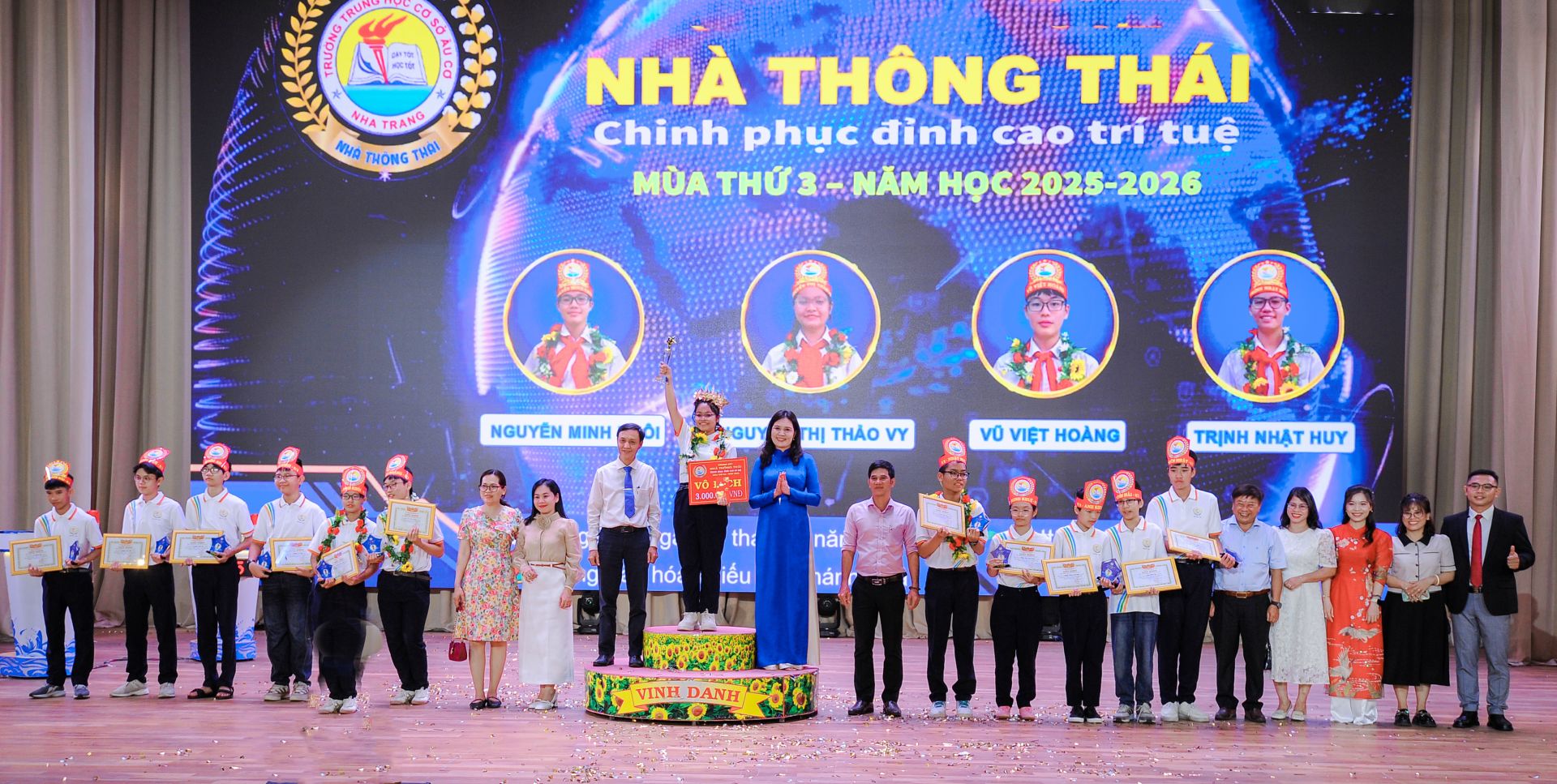 Khoảnh khắc vỡ &ograve;a khi bạn Nguyễn Thị Thảo Vy đoạt giải Nhất cuộc thi. 