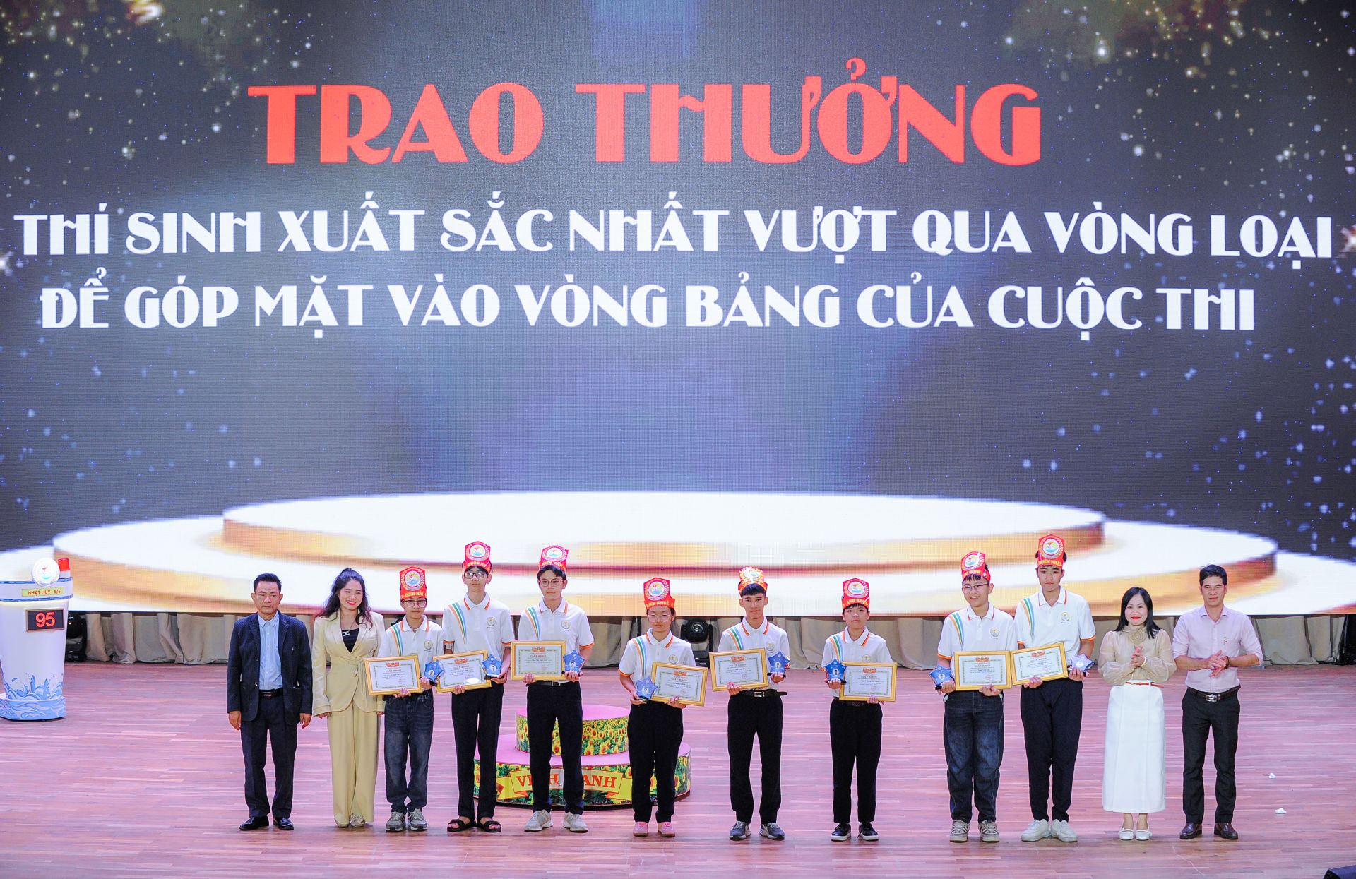 Ban Tổ chức trao thưởng, ghi nhận nỗ lực của c&aacute;c th&iacute; sinh. 
