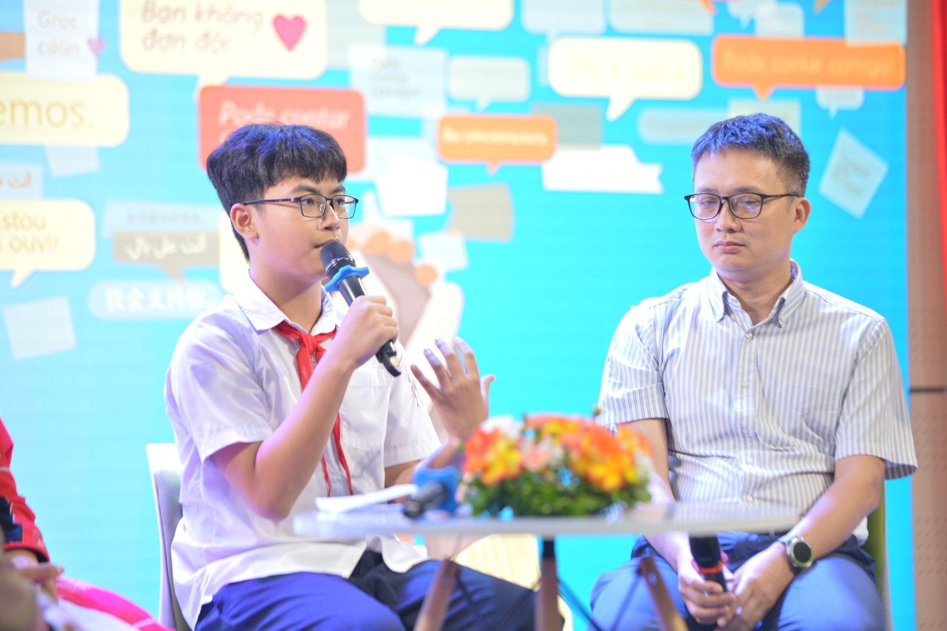 C&aacute;c đại biểu c&ugrave;ng c&aacute;c bạn học sinh đoạt giải giao lưu tại chương tr&igrave;nh.
