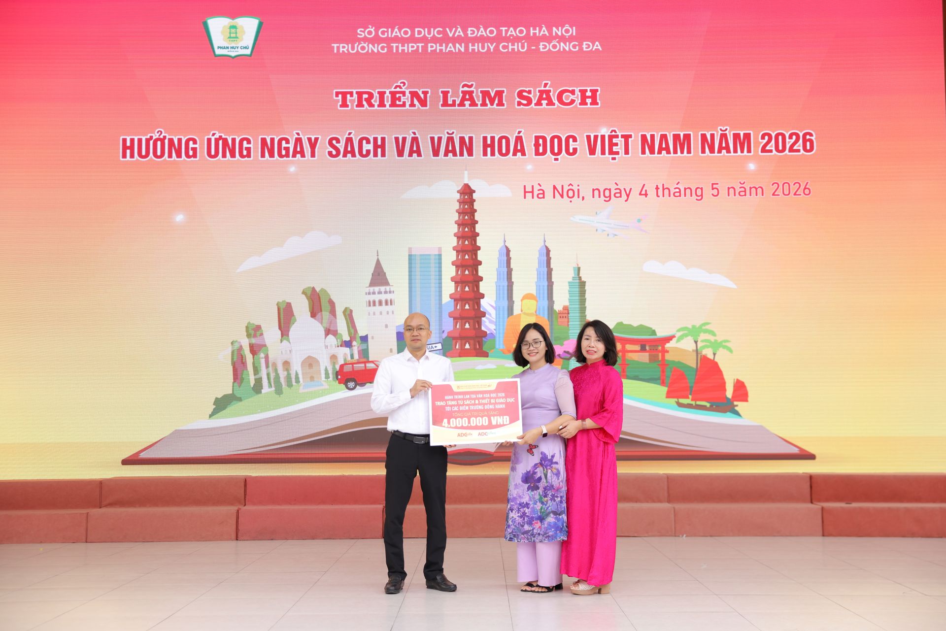 &Ocirc;ng Đặng Viết Mạnh - Chủ tịch HĐQT C&ocirc;ng ty CP Mĩ thuật v&agrave; Truyền th&ocirc;ng (NXB Gi&aacute;o dục Việt Nam) đ&atilde; trao qu&agrave; v&agrave; t&agrave;i trợ s&aacute;ch cho Thư viện nh&agrave; trường.