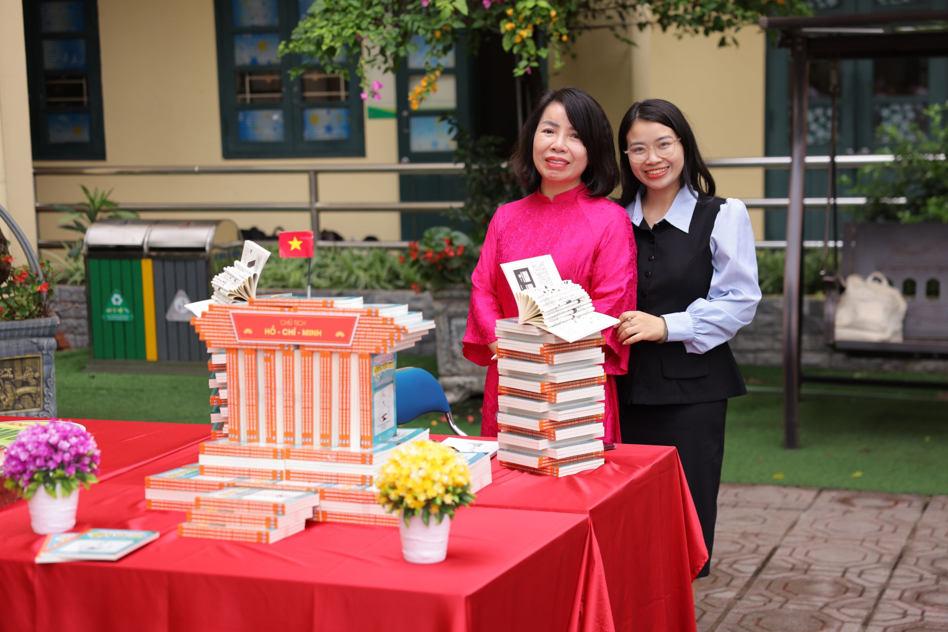 M&ocirc; h&igrave;nh Lăng Chủ tịch Hồ Ch&iacute; Minh dựng bằng s&aacute;ch của NXBGDVN.