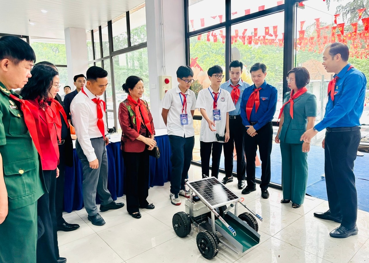 C&aacute;c đại biểu tham quan khu trưng b&agrave;y 60 sản phẩm s&aacute;ng tạo của thiếu nhi Thủ đ&ocirc; tham gia v&ograve;ng Sơ loại Hội thi Tin học trẻ th&agrave;nh phố lần thứ 31.
