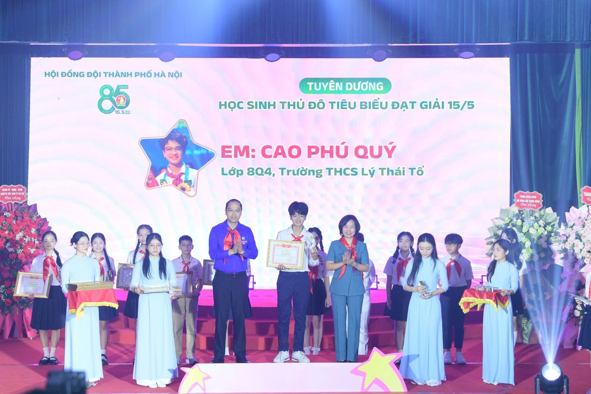 Thành đoàn Hà N&ocirc;̣i trao Giải thưởng 15/5 cho các em đ&ocirc;̣i vi&ecirc;n ti&ecirc;u bi&ecirc;̉u.