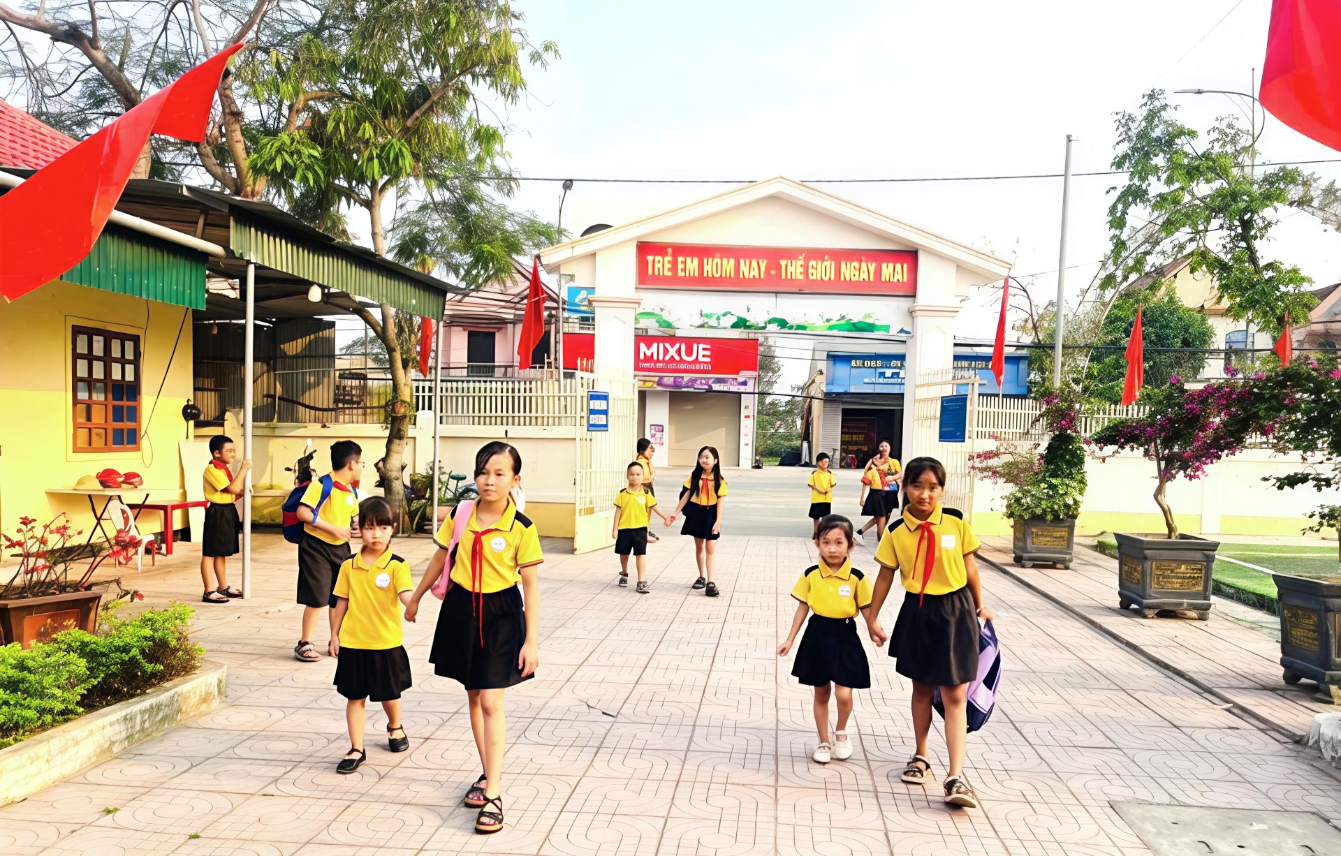 C&aacute;c anh chị lớp 4, 5 c&oacute; tr&aacute;ch nhiệm hỗ trợ dẫn  c&aacute;c em lớp nhỏ v&agrave;o lớp