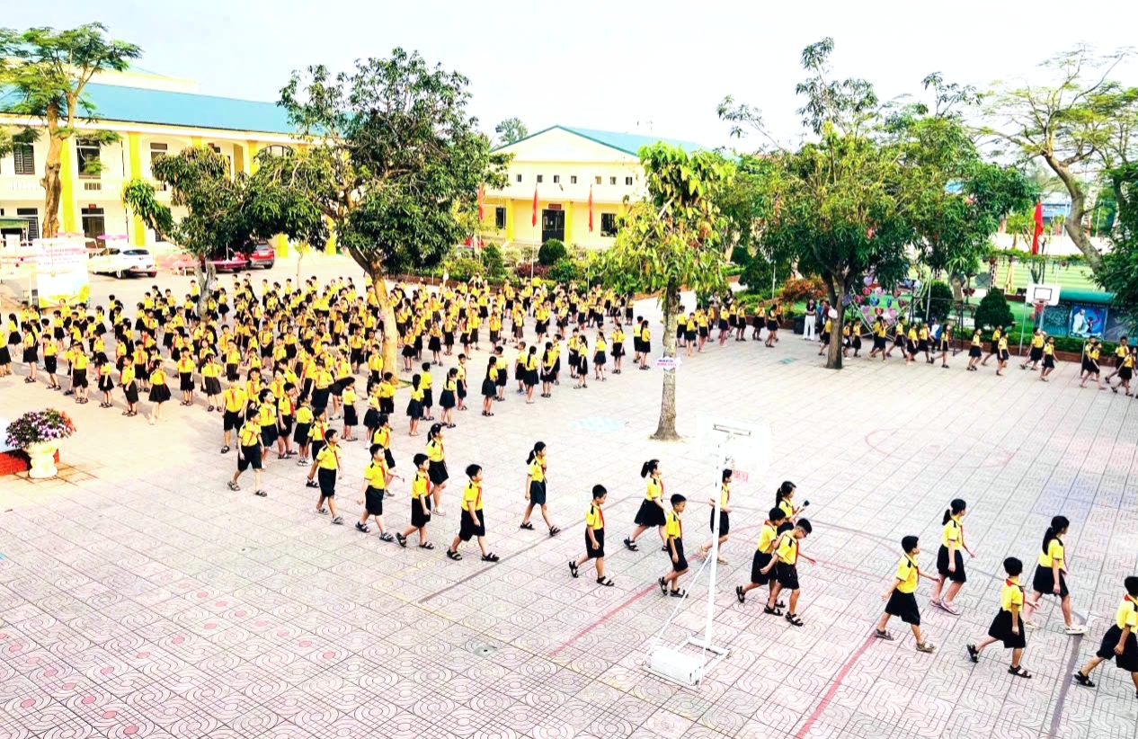 Tan trường học sinh c&aacute;c lớp theo từng vị tr&iacute; đ&atilde; quy đinh, trật tự xếp h&agrave;ng ra về