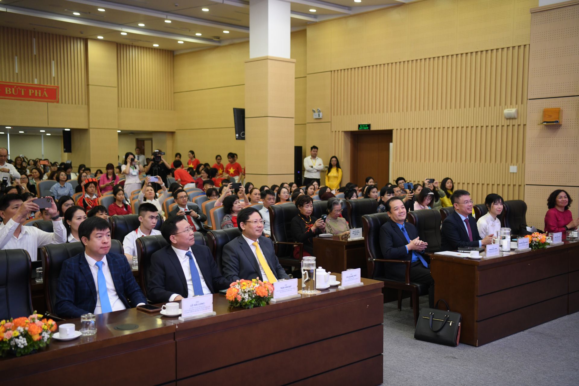 C&aacute;c đại biểu tham dự Lễ Tổng kết v&agrave; Trao giải Cuộc thi Viết thư Quốc tế UPU lần thứ 55 - năm 2026. 