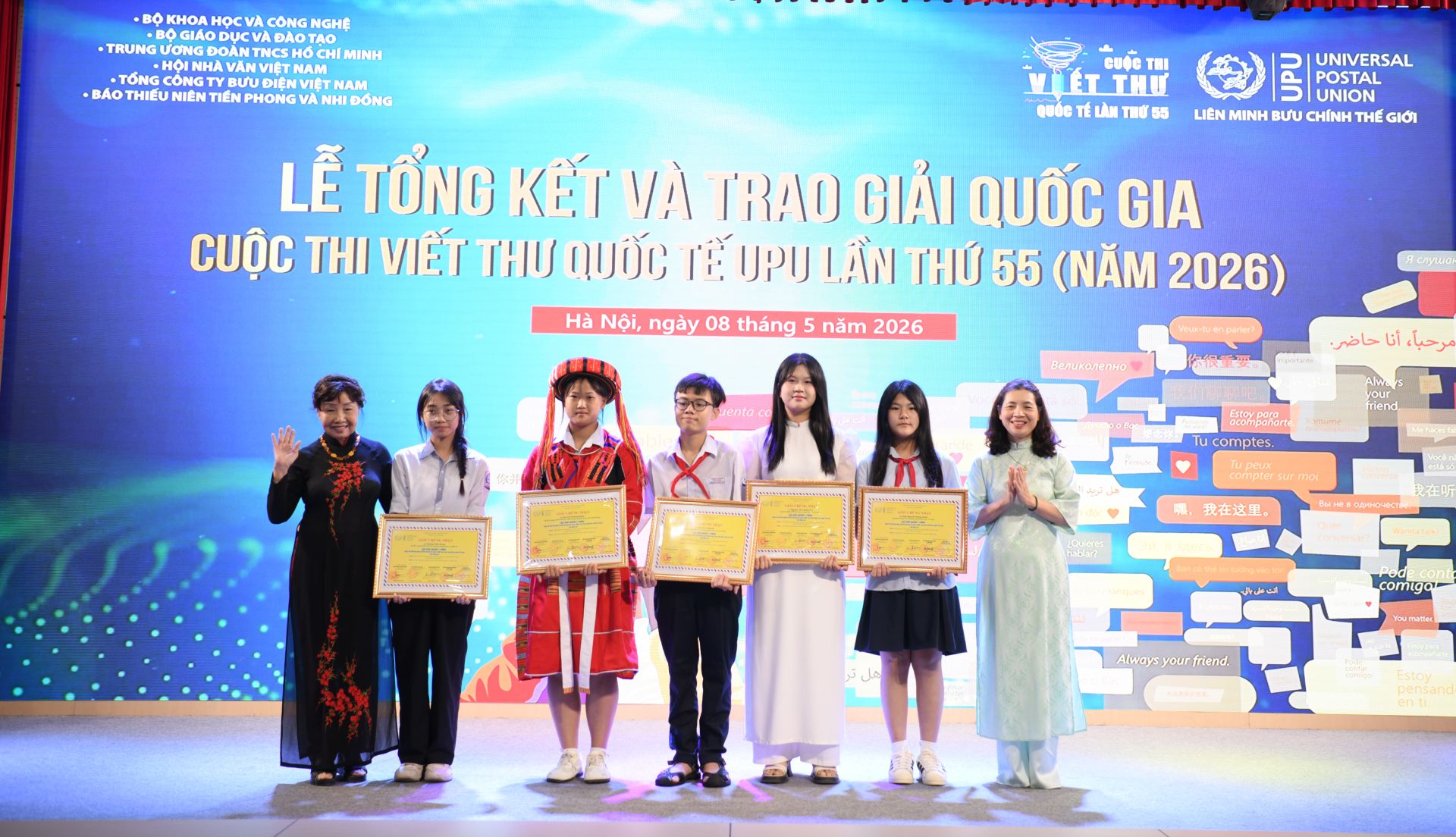 Ban Tổ chức trao c&aacute;c giải Khuyến kh&iacute;ch, C&acirc;y b&uacute;t triển vọng v&agrave; Khơi nguồn &yacute; tưởng tại buổi lễ.