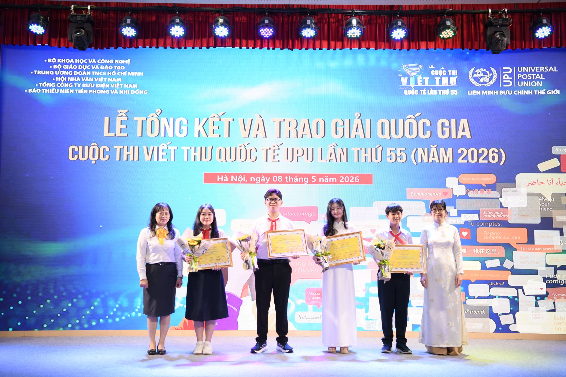 Ban Tổ chức trao giải Nh&igrave; v&agrave; Ba cho c&aacute;c bạn học sinh xuất sắc đoạt giải.