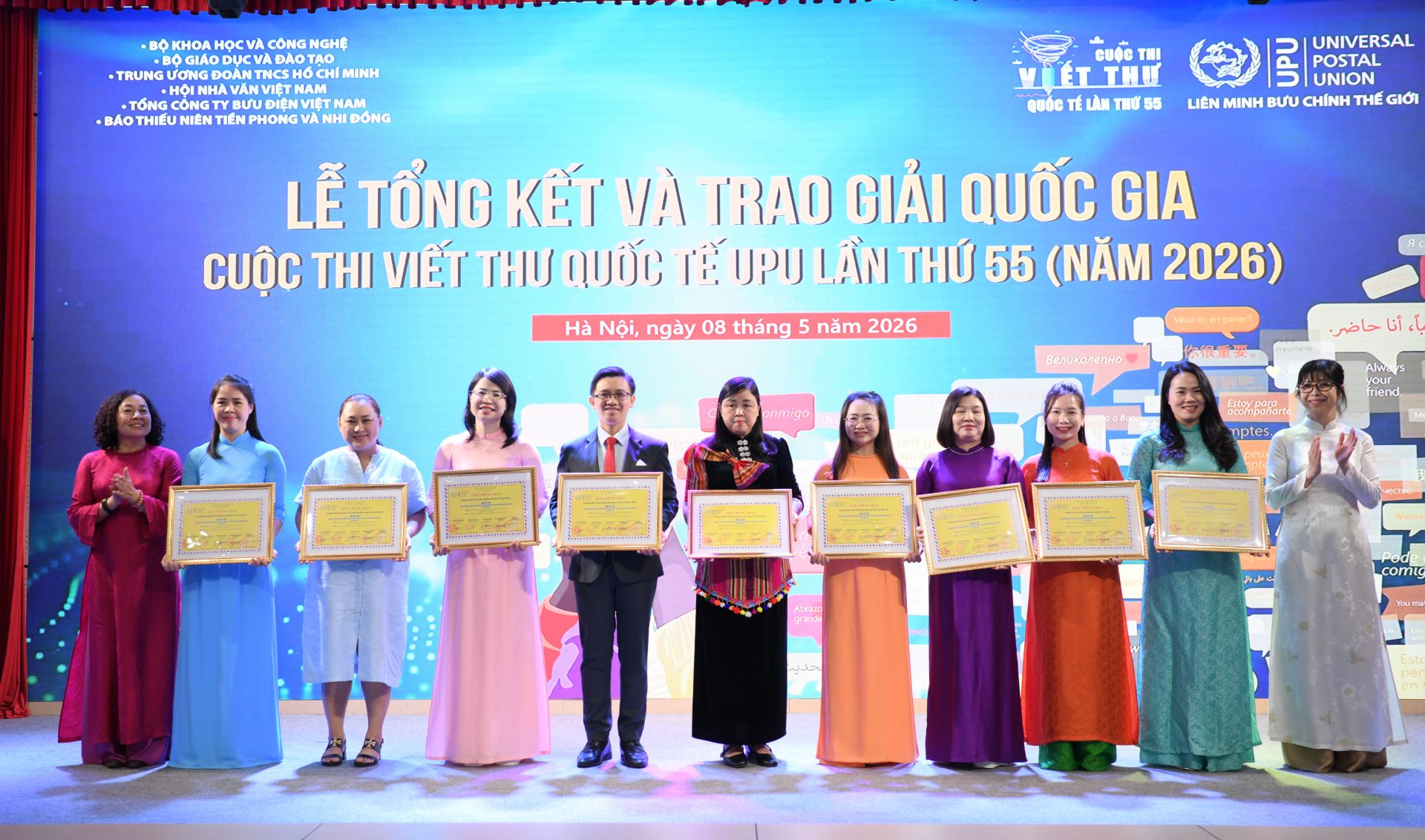 Ban Tổ chức trao giải Tập thể cho c&aacute;c nh&agrave; trường t&iacute;ch cực tham gia cuộc thi.