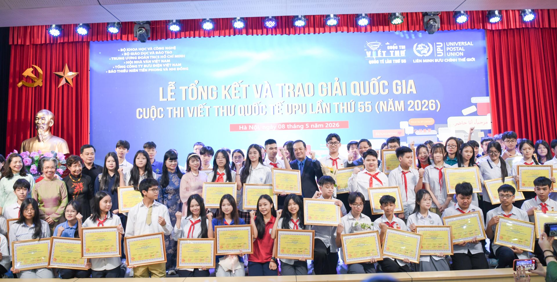 C&aacute;c đại biểu chụp ảnh lưu niệm c&ugrave;ng c&aacute;c bạn học sinh đoạt giải.