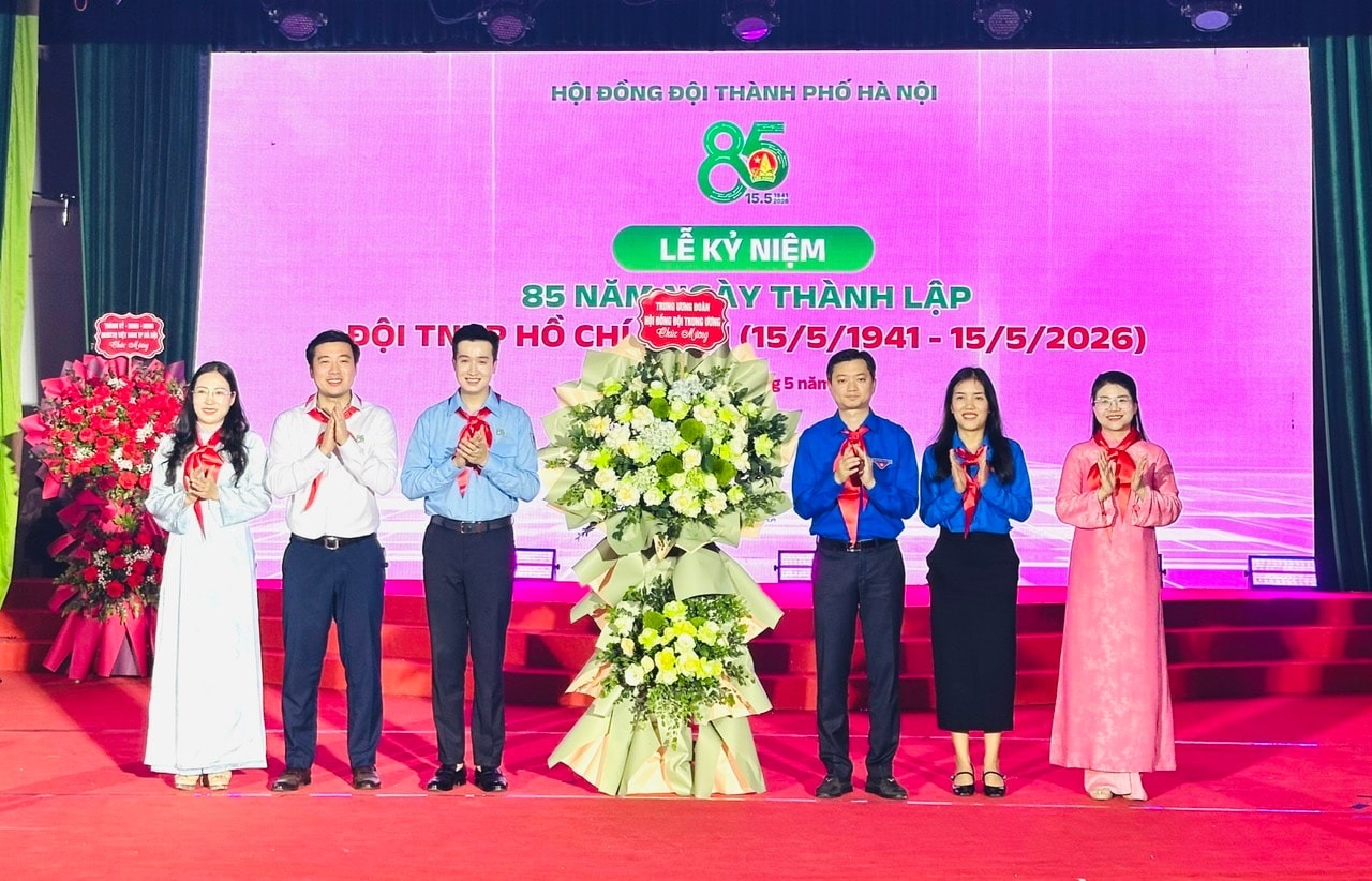Anh Nguyễn Minh Triết tặng hoa ch&uacute;c mừng Hội đồng Đội th&agrave;nh phố H&agrave; Nội.