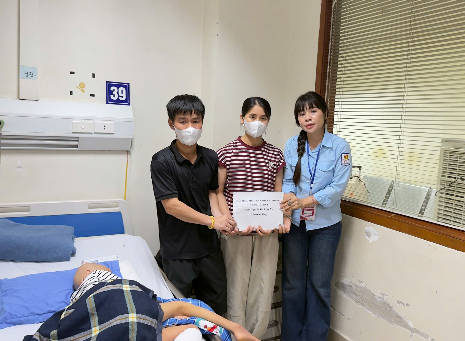Nhằm động vi&ecirc;n tinh thần em Triệu Vy, B&aacute;o Thiếu ni&ecirc;n Tiền phong v&agrave; Nhi đồng đ&atilde; th&ocirc;ng qua đại diện trường Tiểu học 1 Thị trấn Thạch H&agrave; trao số tiền 7 triệu đồng tại bệnh viện K (H&agrave; Nội) v&agrave; cầu mong em sớm vượt qua bệnh tật để trở lại trường học.
