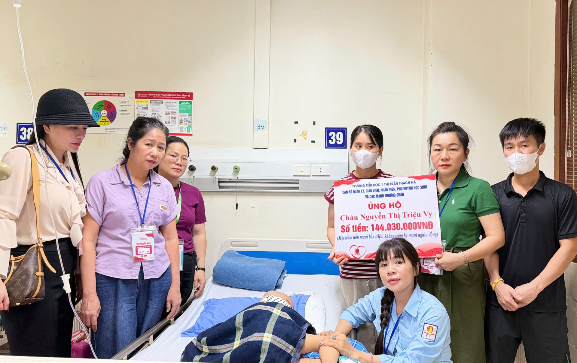 B&ecirc;n cạnh đ&oacute;, c&aacute;n bộ quản l&yacute;, gi&aacute;o vi&ecirc;n, nh&acirc;n vi&ecirc;n, phụ huynh học sinh c&ugrave;ng c&aacute;c mạnh thường qu&acirc;n của Trường Tiểu học 1 Thị trấn Thạch H&agrave; (H&agrave; Tĩnh) đ&atilde; quy&ecirc;n g&oacute;p, ủng hộ số tiền 144.030.000 đồng.