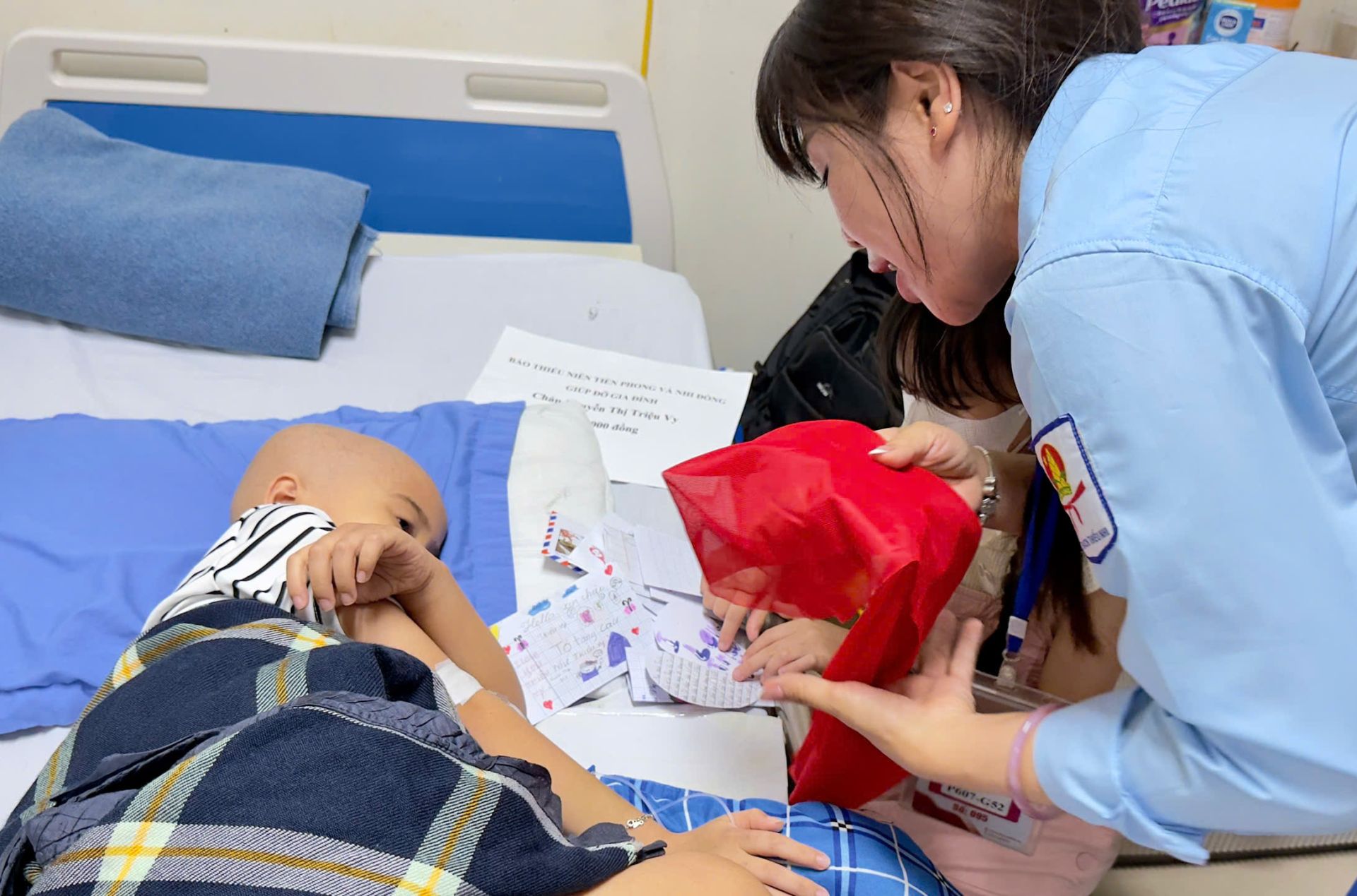 Đặc biệt, trong thời gian điều trị tại bệnh viện, em Triệu Vy đ&atilde; được Li&ecirc;n đội nh&agrave; trường kết nạp Đội vi&ecirc;n. Chiếc khăn qu&agrave;ng đỏ được trao tận tay em như một m&oacute;n qu&agrave; tinh thần &yacute; nghĩa, gửi gắm niềm y&ecirc;u thương, hy vọng v&agrave; mong ước em sẽ sớm khỏe mạnh để tiếp tục đến trường c&ugrave;ng bạn b&egrave;.