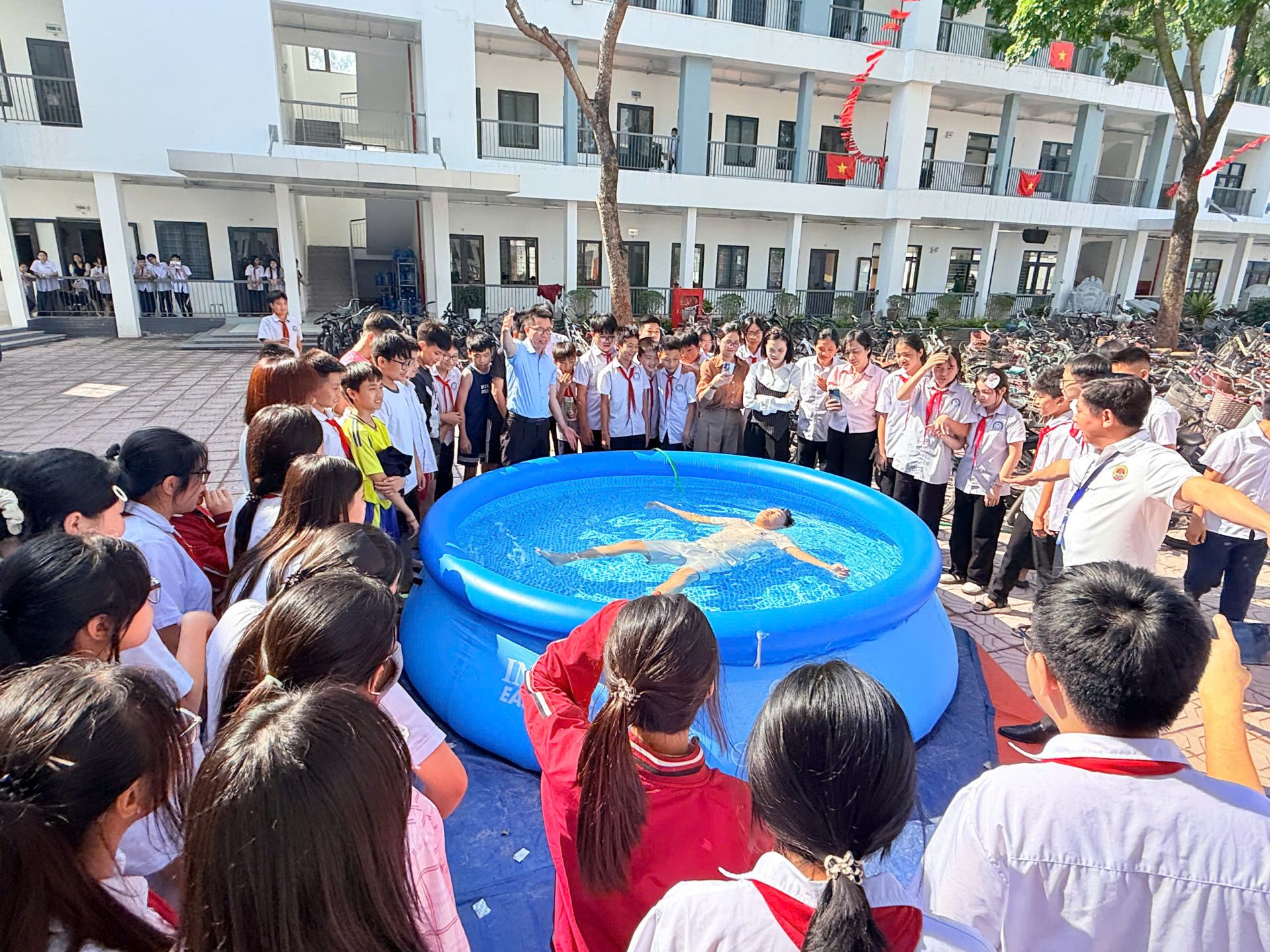 Buổi tập huấn gi&uacute;p học sinh l&agrave;m quen với kỹ năng thở nổi v&agrave; xử l&yacute; t&igrave;nh huống nguy hiểm dưới nước.
