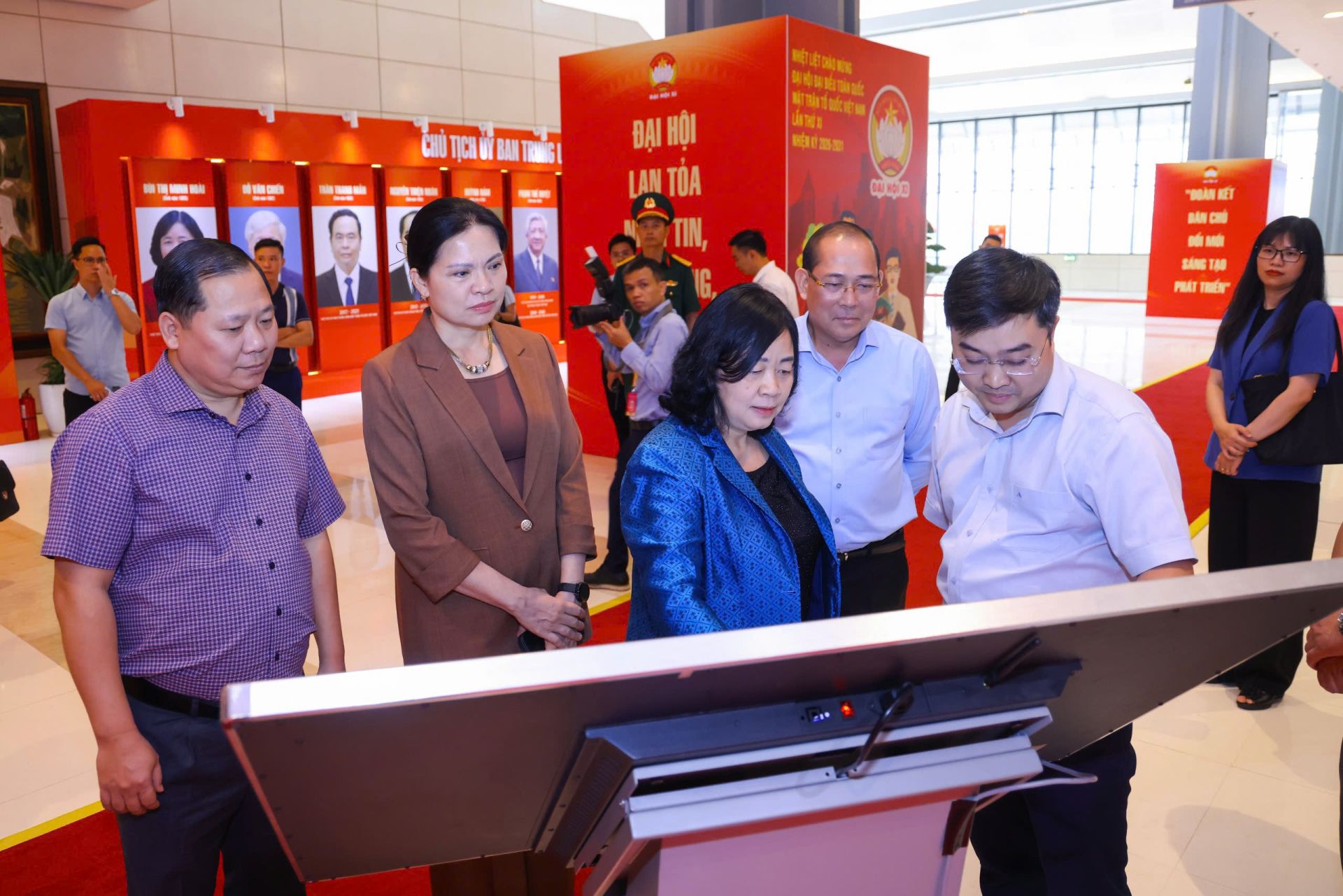 Chủ tịch B&ugrave;i Thị Minh Ho&agrave;i c&ugrave;ng c&aacute;c đồng ch&iacute; trong Ban Thường trực trải nghiệm Kh&ocirc;ng gian 