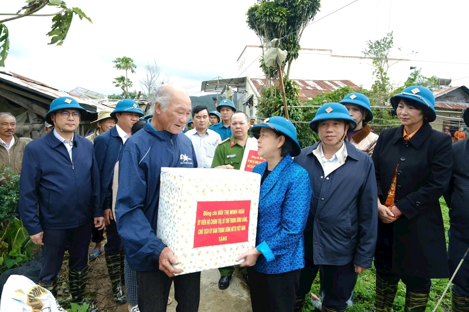 Ủy vi&ecirc;n Bộ Ch&iacute;nh trị, B&iacute; thư Trung ương Đảng, Chủ tịch Ủy ban Trung ương MTTQ Việt Nam B&ugrave;i Thị Minh Ho&agrave;i tặng qu&agrave;, động vi&ecirc;n người d&acirc;n v&ugrave;ng lũ x&atilde; Ka Đ&ocirc;, tỉnh L&acirc;m Đồng, ng&agrave;y 22/11/2025.