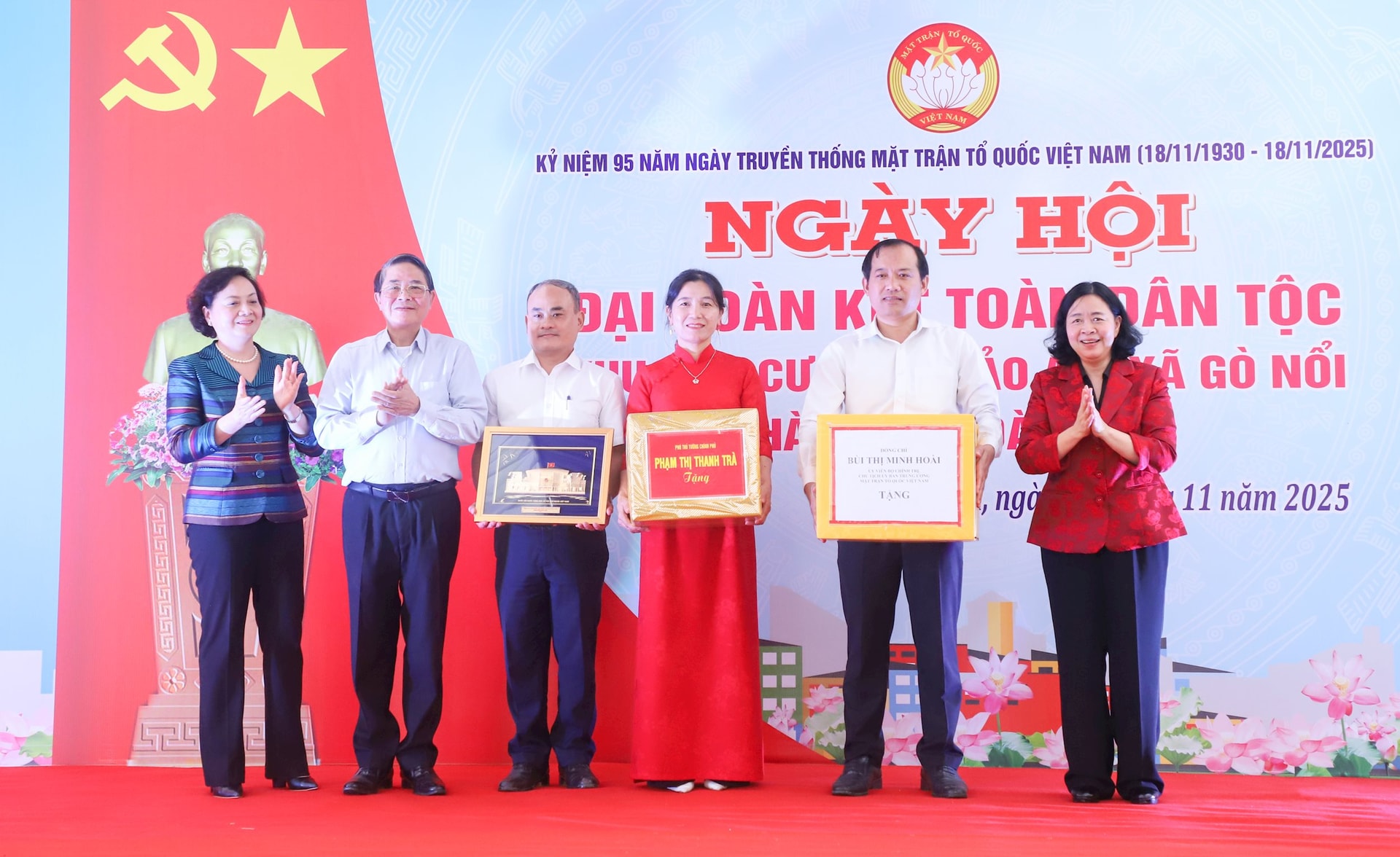 Chủ tịch Ủy ban Trung ương MTTQ Việt Nam B&ugrave;i Thị Minh Ho&agrave;i tặng qu&agrave; cho x&atilde; G&ograve; Nổi, th&agrave;nh phố Đ&agrave; Nẵng tại Ng&agrave;y hội đại đo&agrave;n kết to&agrave;n d&acirc;n tộc ng&agrave;y 18/11/2025.