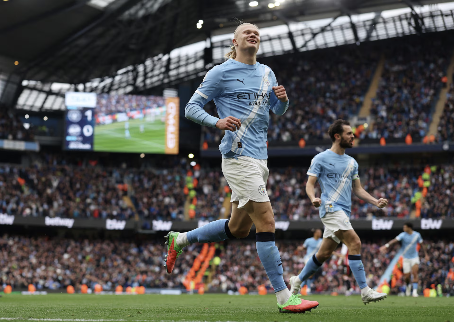 C&aacute;c cầu thủ Man City ăn mừng chiến thắng.
