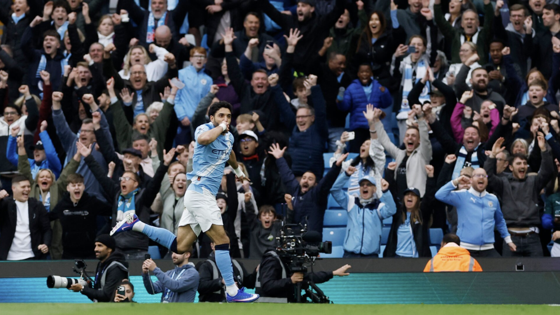 Man City thắng đậm Brentford, tiếp tục gây áp lực lên Arsenal
