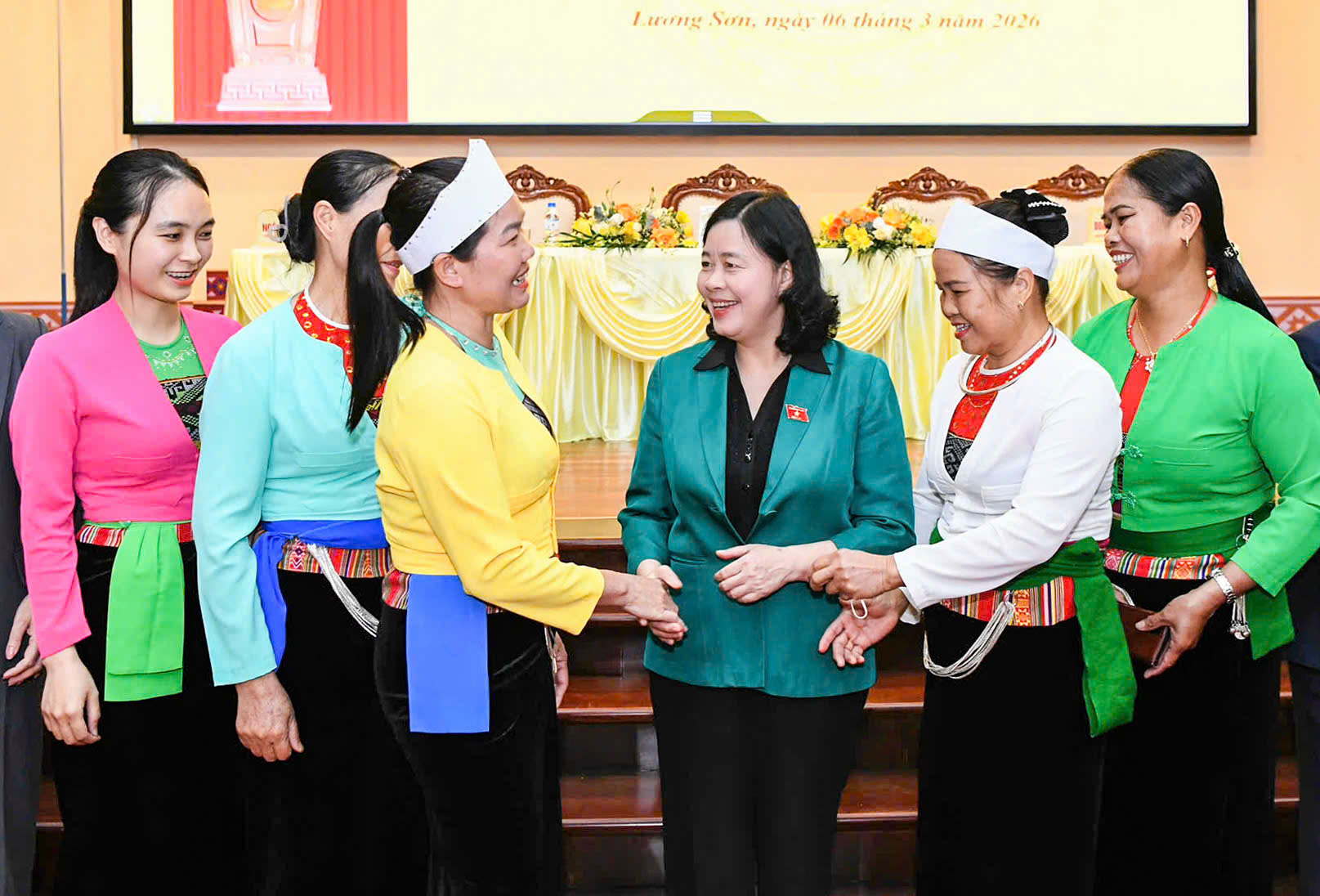 Ủy vi&ecirc;n Bộ Ch&iacute;nh trị, B&iacute; thư Trung ương Đảng, B&iacute; thư Đảng ủy MTTQ, c&aacute;c đo&agrave;n thể Trung ương, Chủ tịch UBTƯ MTTQ Việt Nam B&ugrave;i Thị Minh Ho&agrave;i c&ugrave;ng với cử tri tham dự Hội nghị tiếp x&uacute;c cử tri.