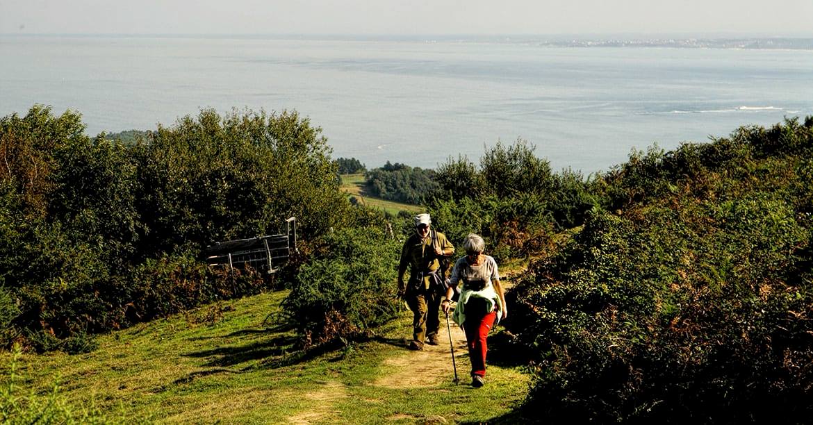 Camino de Santiago l&agrave; tuyến đi bộ k&eacute;o d&agrave;i từ Saint Jean Pied-du-Port (Ph&aacute;p) đến Santiago de Compostela (T&acirc;y Ban Nha), với gần 800km.