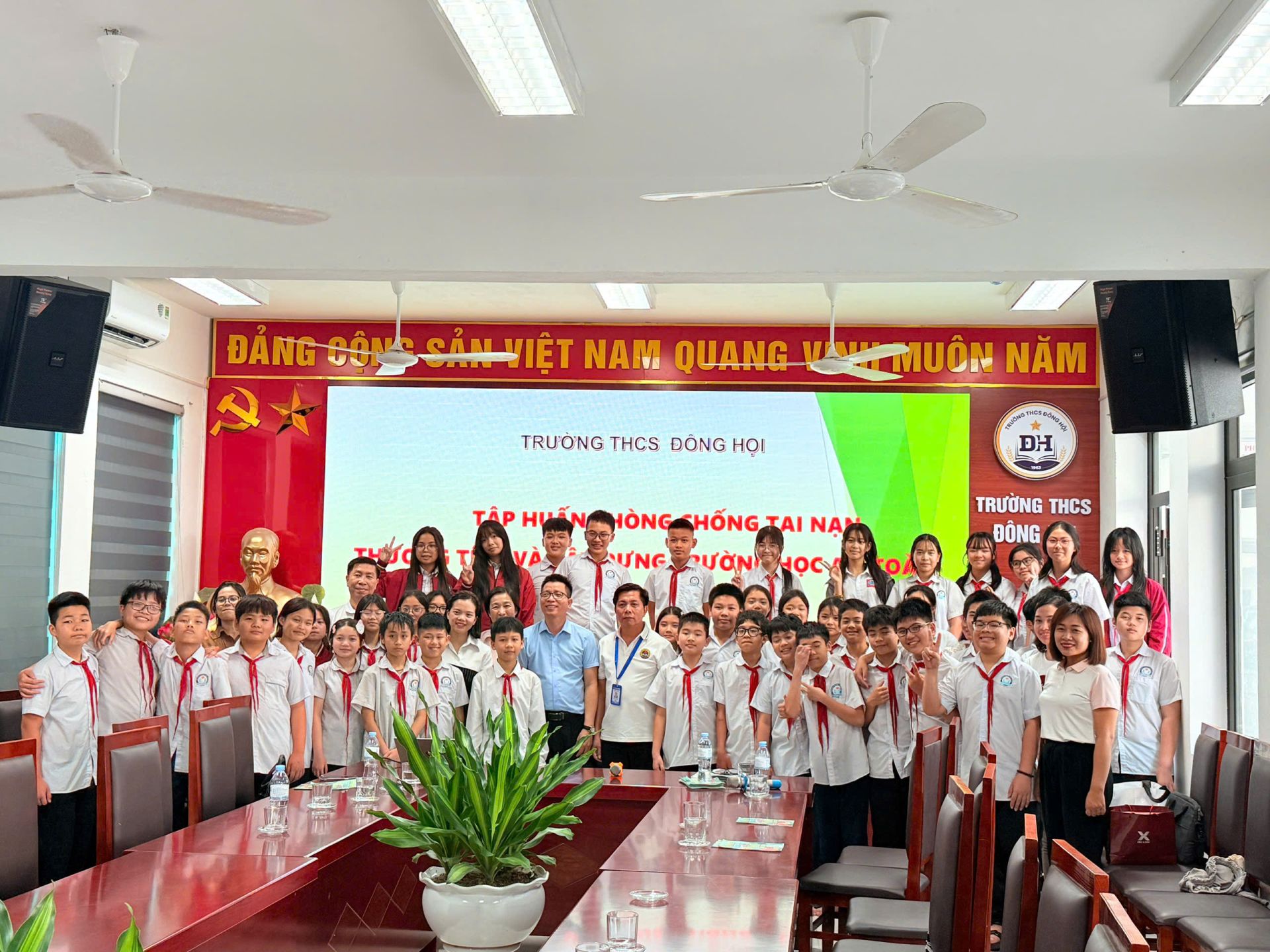 Tham dự chương tr&igrave;nh c&oacute; thầy gi&aacute;o Nguyễn Đ&igrave;nh Điềm &ndash; Hiệu trưởng nh&agrave; trường, c&ocirc; gi&aacute;o Đỗ Thu Phương &ndash; Ph&oacute; Hiệu trưởng, đại diện Viện Ph&aacute;t triển Gi&aacute;o dục v&agrave; Đ&agrave;o tạo Việt Nam, c&aacute;c bậc phụ huynh c&ugrave;ng gi&aacute;o vi&ecirc;n chủ nhiệm v&agrave; to&agrave;n thể học sinh lớp 7A.