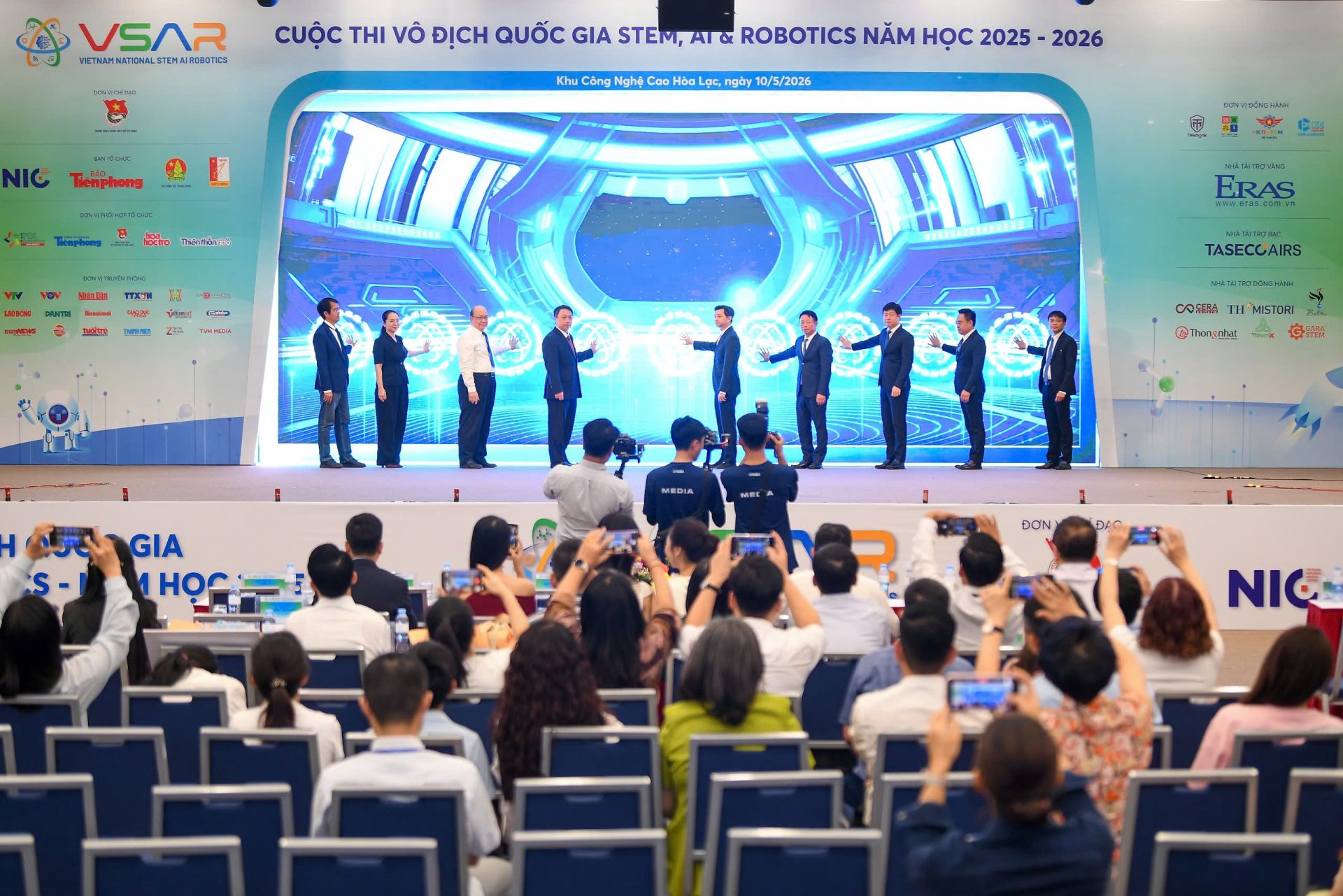 C&aacute;c đại biểu thực hiện nghi thức khai mạc v&ograve;ng chung kết cuộc thi.