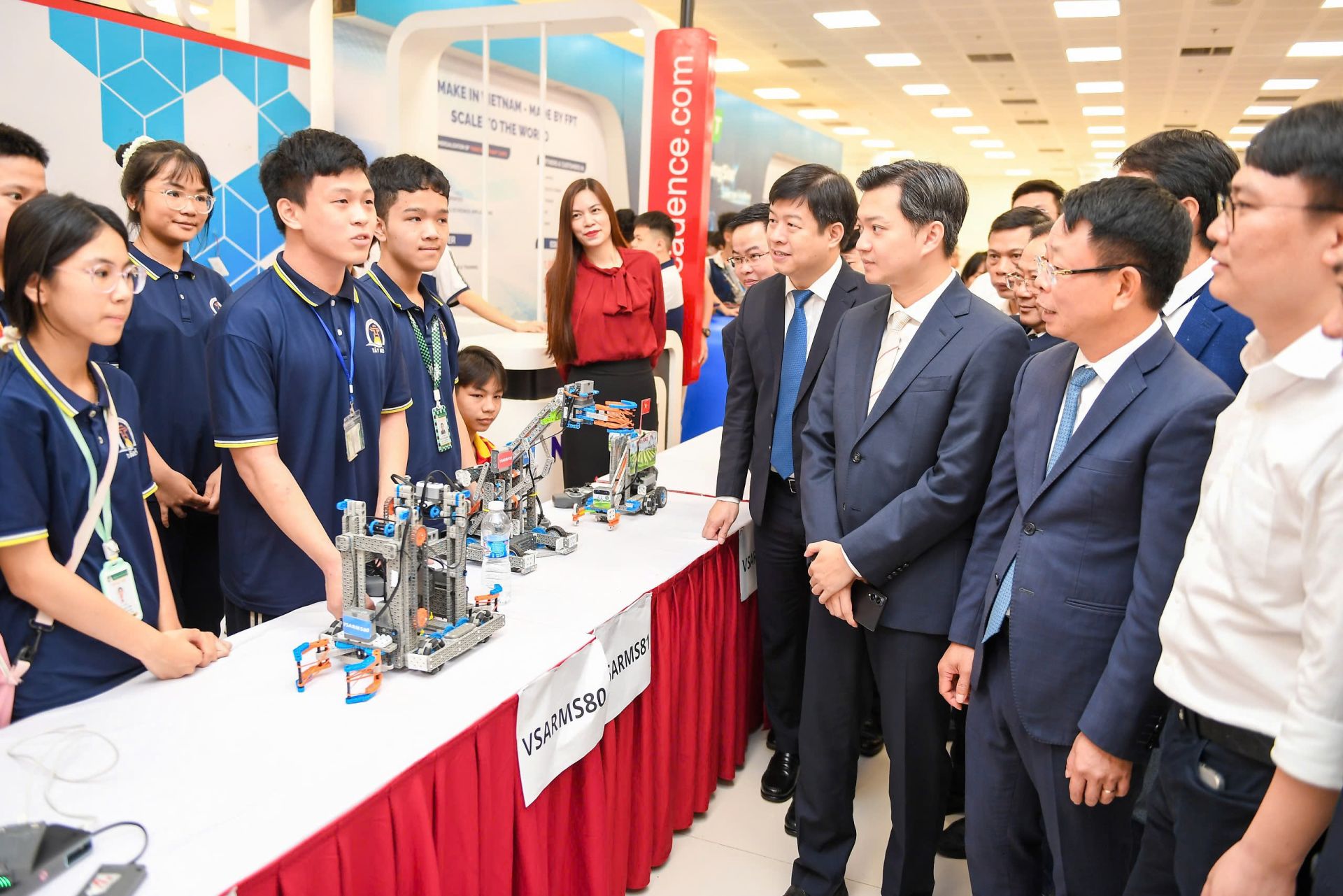 B&iacute; thư thường trực T.Ư Đo&agrave;n Nguyễn Minh Triết c&ugrave;ng c&aacute;c đại biểu tham quan c&aacute;c m&ocirc; h&igrave;nh STEM, robot tham dự cuộc thi.