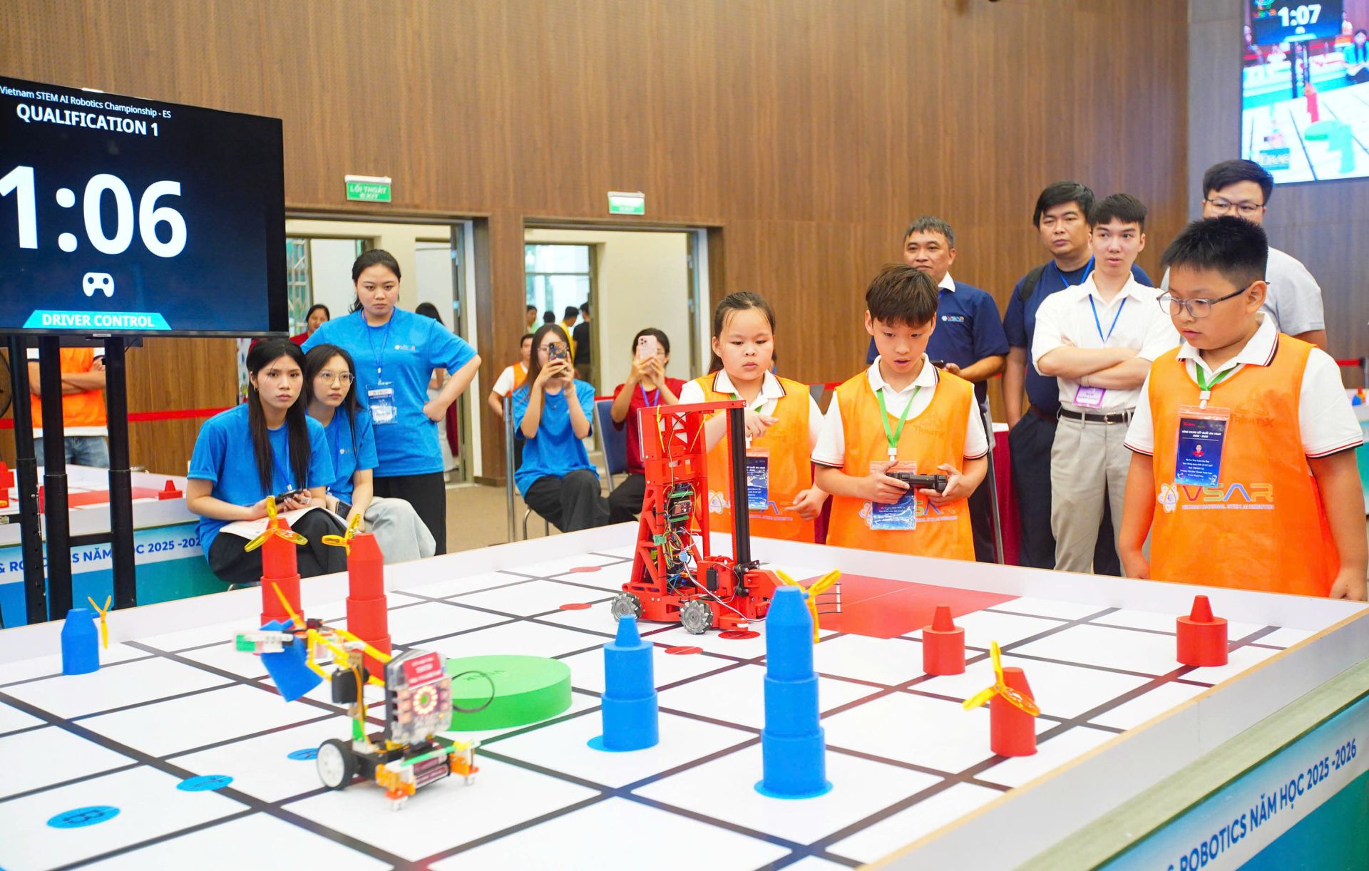 C&aacute;c th&iacute; sinh tham gia thi đấu robotics.