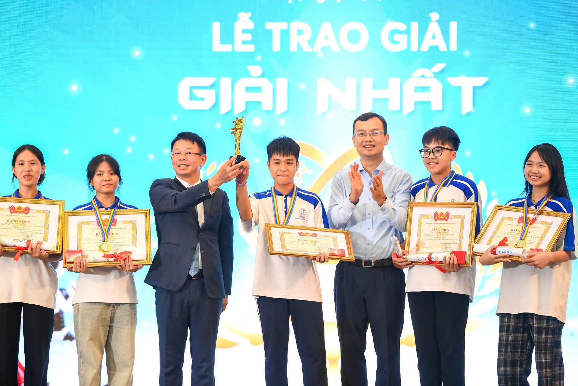 Ban Tổ chức trao giải Nhất của cuộc thi.
