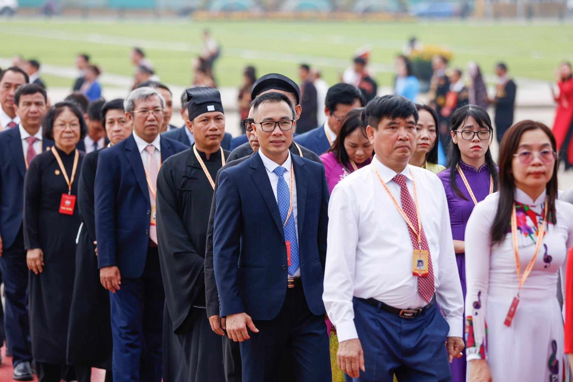 Đoàn đại bi&ecirc;̉u thành kính trước anh linh Chủ tịch H&ocirc;̀ Chí Minh, vị l&atilde;nh tụ vĩ đại, Anh h&ugrave;ng giải ph&oacute;ng d&acirc;n tộc.