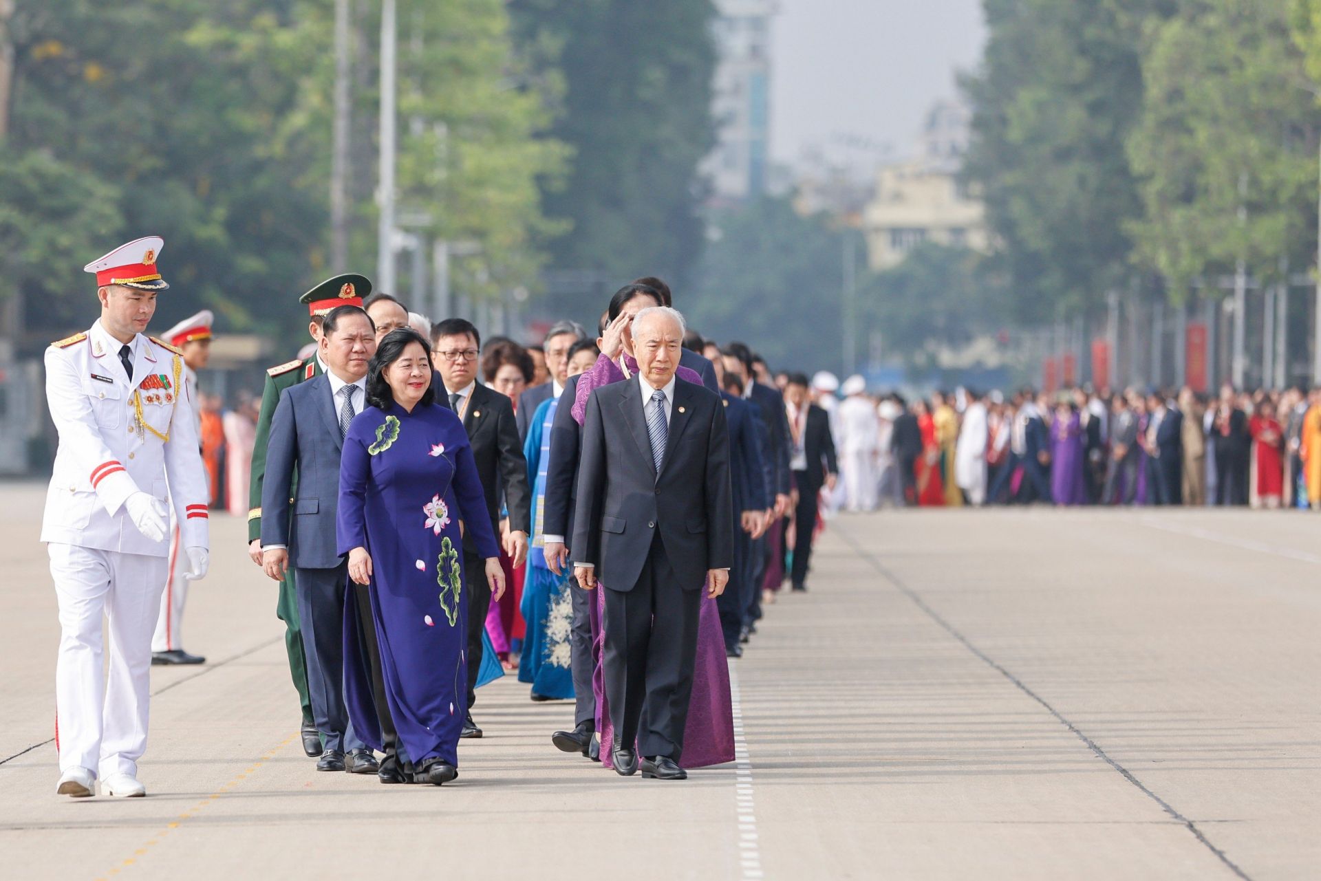 Đo&agrave;n đại biểu tham dự Đại hội do b&agrave; B&ugrave;i Thị Minh Ho&agrave;i - Ủy vi&ecirc;n Bộ Ch&iacute;nh trị, B&iacute; thư Trung ương Đảng, B&iacute; thư Đảng ủy MTTQ, c&aacute;c đo&agrave;n thể Trung ương, Chủ tịch UBTƯ MTTQ Việt Nam l&agrave;m Trưởng đo&agrave;n v&agrave;o Lăng viếng Chủ tịch Hồ Ch&iacute; Minh.