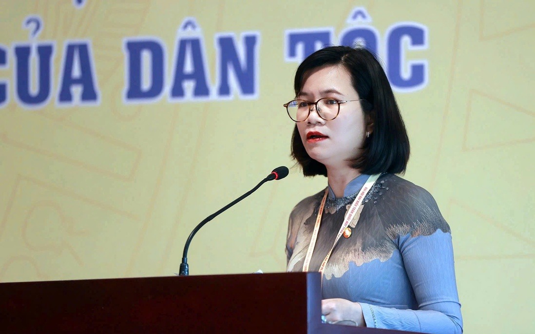 C&ocirc; Phạm Thị Hương Giang tr&igrave;nh b&agrave;y nội dung thảo luận.