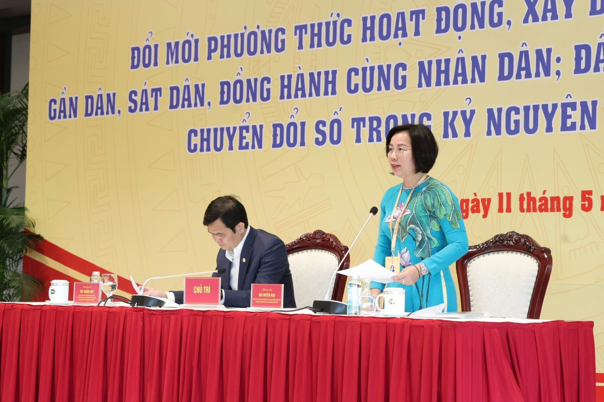 C&ocirc; B&ugrave;i Huyền Mai ph&aacute;t biểu đề dẫn