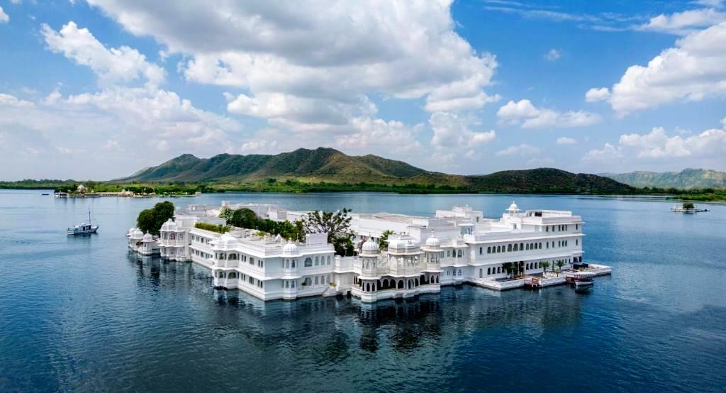 Đứng đầu bảng xếp hạng l&agrave; Taj Lake Palace tại Udaipur (Ấn Độ) - c&ocirc;ng tr&igrave;nh đ&atilde; vận h&agrave;nh như kh&aacute;ch sạn từ thập ni&ecirc;n 1960 nhưng vẫn giữ gần như trọn vẹn tinh thần cung điện xưa.