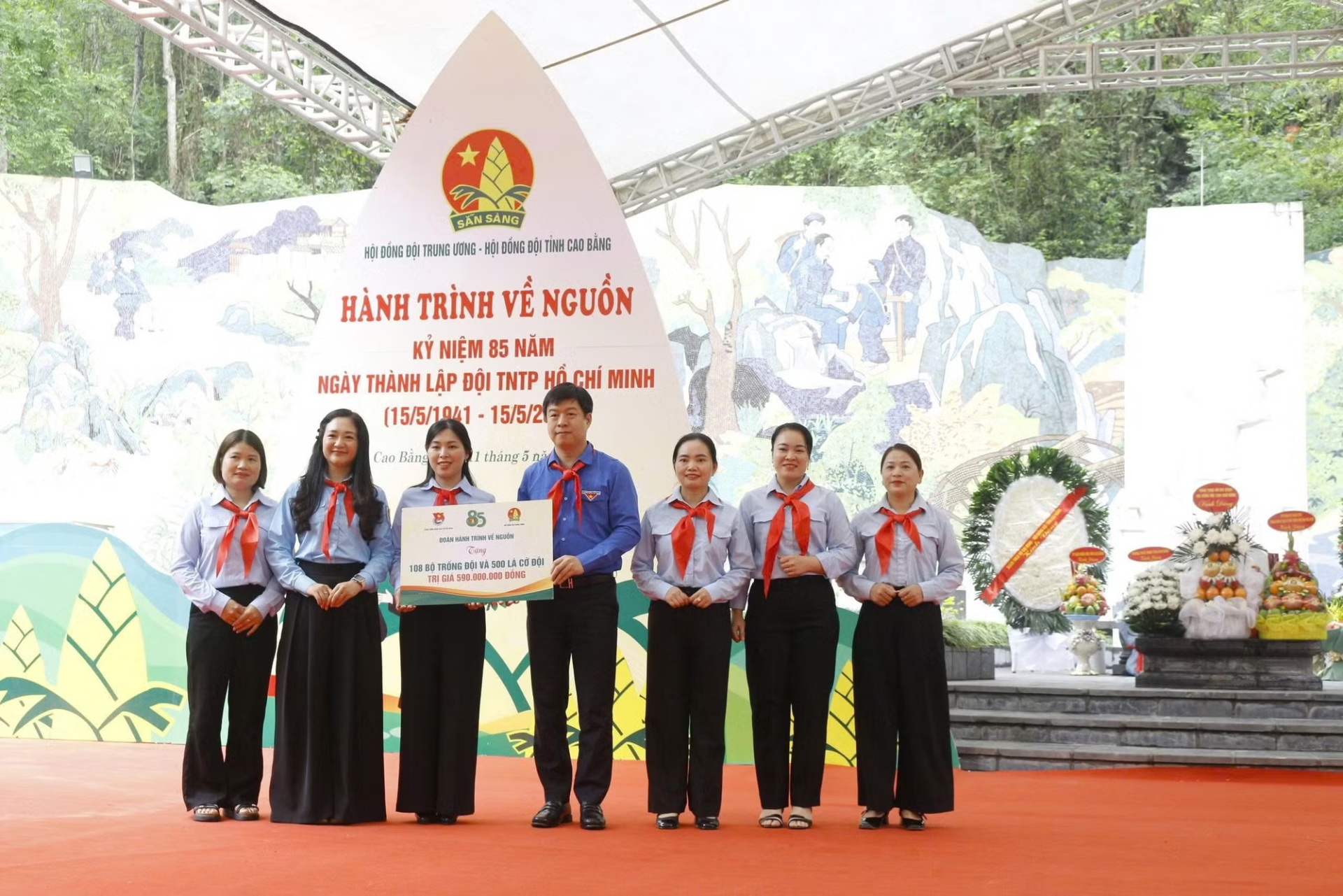 Chị Nguyễn Phạm Duy Trang trao tặng học bổng cho thiếu nhi c&oacute; ho&agrave;n cảnh kh&oacute; khăn của tỉnh Cao Bằng.