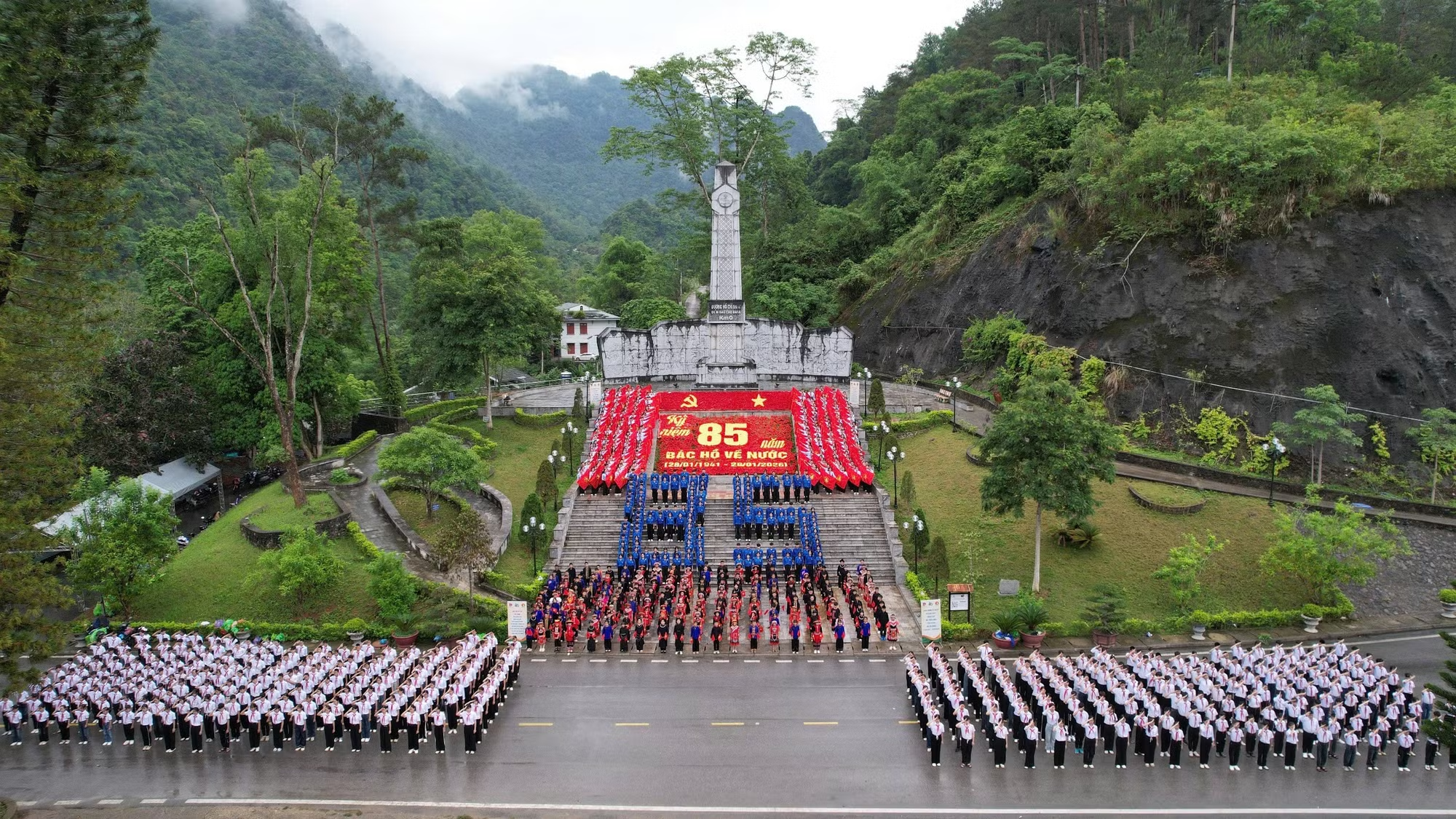 M&agrave;n đồng diễn Nghi thức Đội ch&agrave;o mừng kỷ niệm 85 năm th&agrave;nh lập Đội TNTP Hồ Ch&iacute; Minh c&oacute; số lượng phụ tr&aacute;ch Đội v&agrave; thiếu nhi tham gia đ&ocirc;ng nhất Việt Nam.
