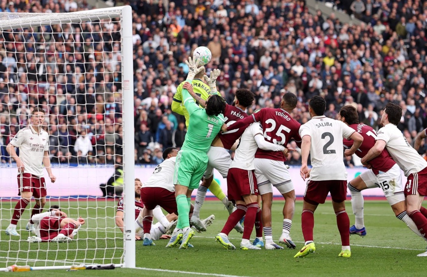 Va chạm giữa David Raya v&agrave; Pablo khiến b&agrave;n gỡ của West Ham kh&ocirc;ng được VAR c&ocirc;ng nhận.