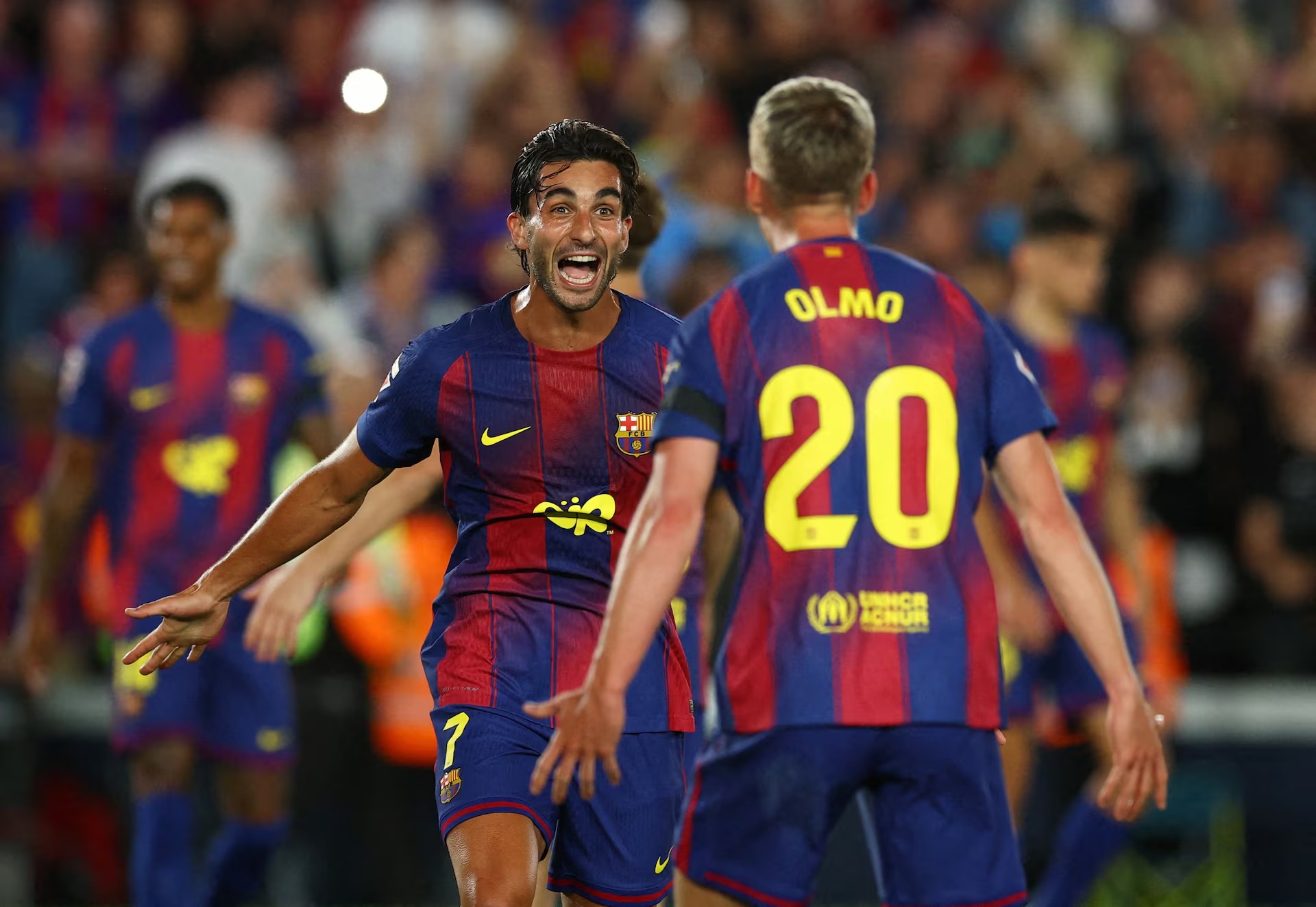 Dani Olmo x&acirc;m nhập v&ograve;ng cấm rồi đ&aacute;nh g&oacute;t tinh tế để Ferran Torres băng xuống ghi b&agrave;n nh&acirc;n đ&ocirc;i c&aacute;ch biệt.