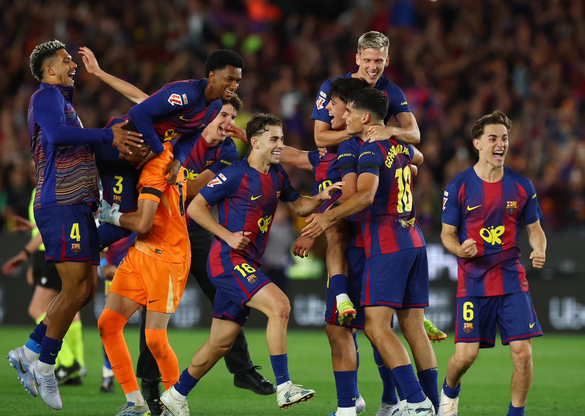C&aacute;c cầu thử Barca ăn mừng chức v&ocirc; địch.