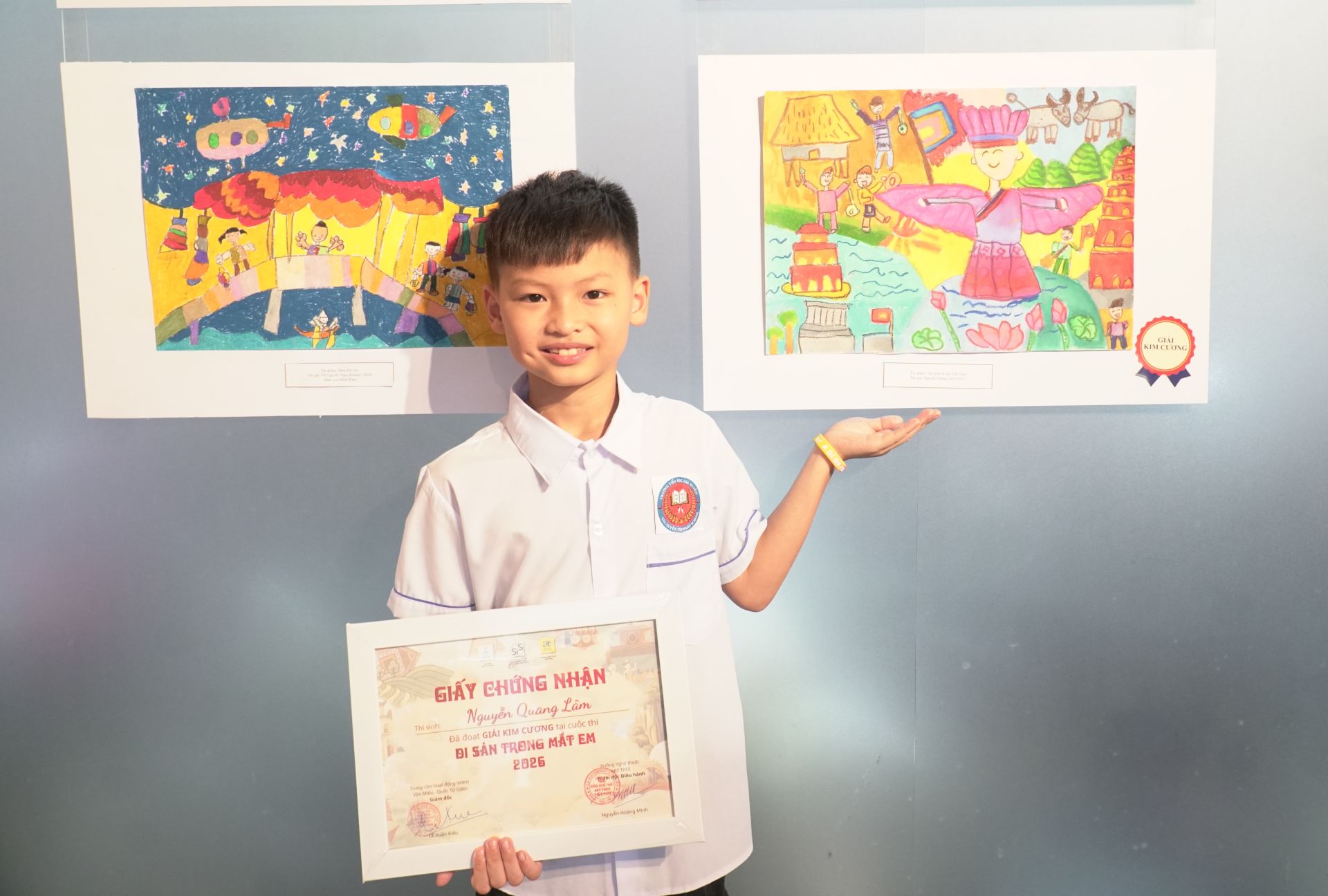 Bạn Nguyễn Quang L&acirc;m b&ecirc;n t&aacute;c phẩm đoạt giải Kim cương của m&igrave;nh.