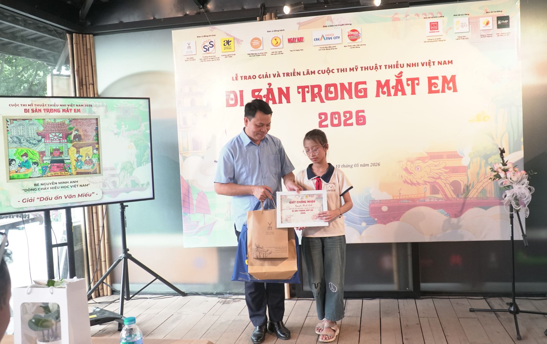 Bạn Nguyễn Minh Anh xuất sắc gi&agrave;nh giải Dấu ấn Văn Miếu &ndash; Quốc Tử Gi&aacute;m với t&aacute;c phẩm Sắc m&agrave;u di sản Việt Nam.