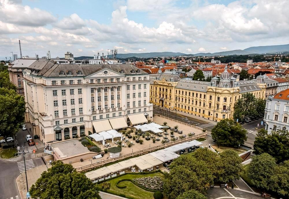 Kh&aacute;ch sạn Esplanade Zagreb xinh đẹp, nơi đ&atilde; đ&oacute;n những vị kh&aacute;ch đầu ti&ecirc;n từ năm 1925, b&acirc;y giờ vẫn giữ những chi tiết cổ điển theo phong c&aacute;ch Art Nouveau sau lần cải tạo cuối c&ugrave;ng v&agrave;o năm 2004.