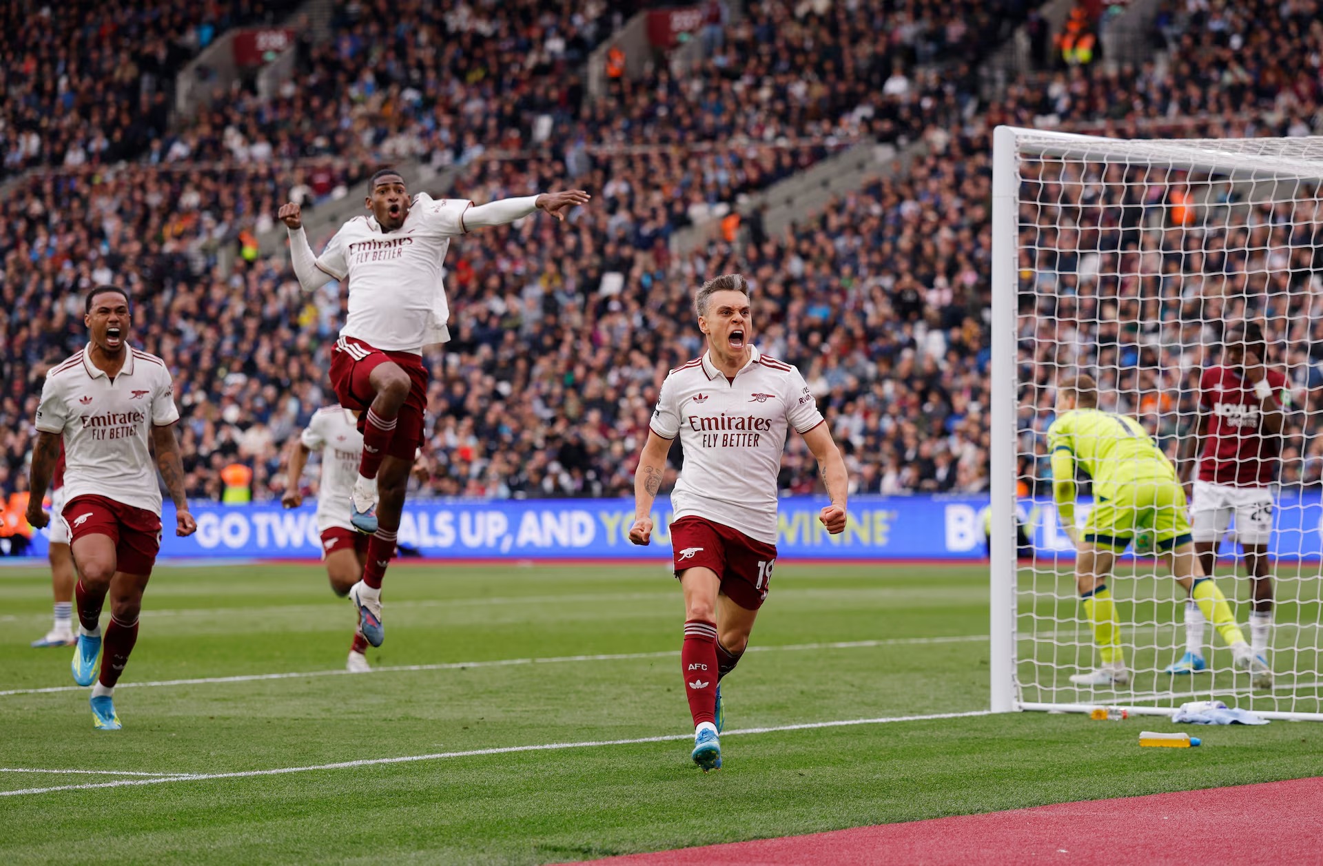 Leandro Trossard (phải) ăn mừng b&agrave;n thắng trong trận Arsenal thắng West Ham 1-0.