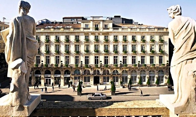 Nằm ngay trung t&acirc;m th&agrave;nh phố, đối diện với Nh&agrave; h&aacute;t Opera Quốc gia Bordeaux, kh&aacute;ch sạn InterContinental Bordeaux Le Grand l&agrave; nơi lưu tr&uacute; sang trọng nhất th&agrave;nh phố v&agrave; vị tr&iacute; của n&oacute; giữa khu phố cổ v&ocirc; c&ugrave;ng hấp dẫn. T&ograve;a biệt thự tư nh&acirc;n trang nh&atilde; n&agrave;y được thiết kế v&agrave;o thế kỷ XVIII bởi Victor Louis, kiến tr&uacute;c sư cũng ch&iacute;nh l&agrave; người đ&atilde; tạo ra nh&agrave; h&aacute;t opera nổi tiếng ba năm trước đ&oacute;.