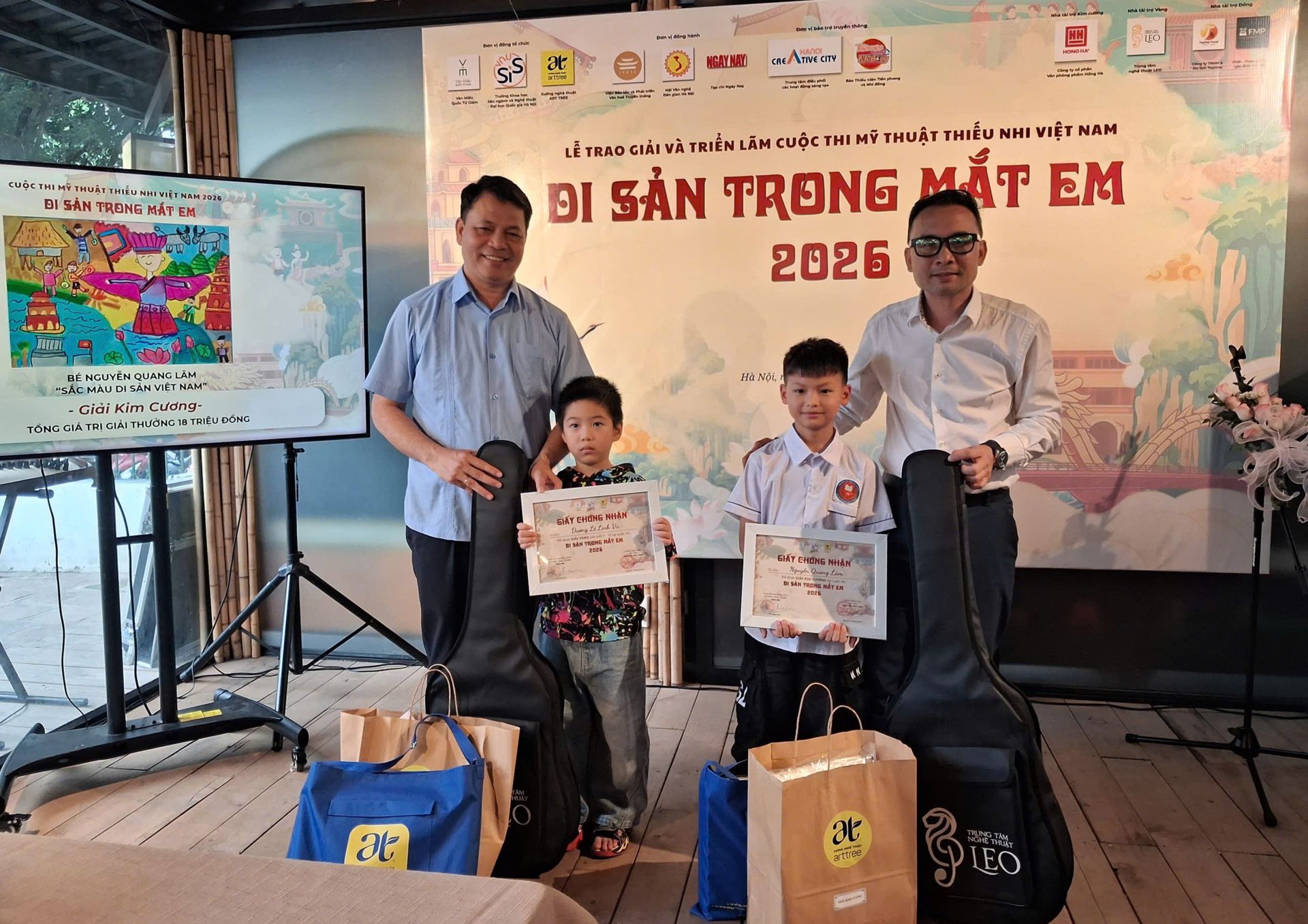 PGS.TS Nguyễn Việt Kh&ocirc;i v&agrave; Tiến sĩ L&ecirc; Xu&acirc;n Ki&ecirc;u trao giải Kim Cương v&agrave; giải V&agrave;ng cho c&aacute;c th&iacute; sinh xuất sắc.