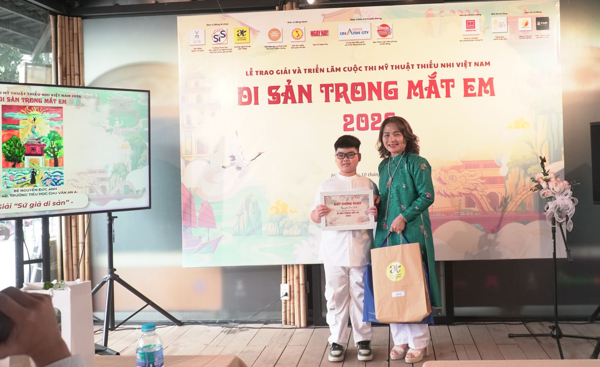 PGS.TS Trần Thị An - Trưởng Ban Gi&aacute;m khảo cuộc thi trao giải Sứ giả Di sản cho bạn Nguyễn Đức Anh.